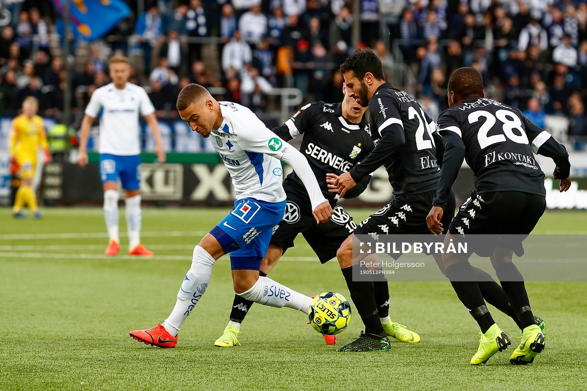 IFK Norrköpings Jordan Larsson med tre spelare från IFK