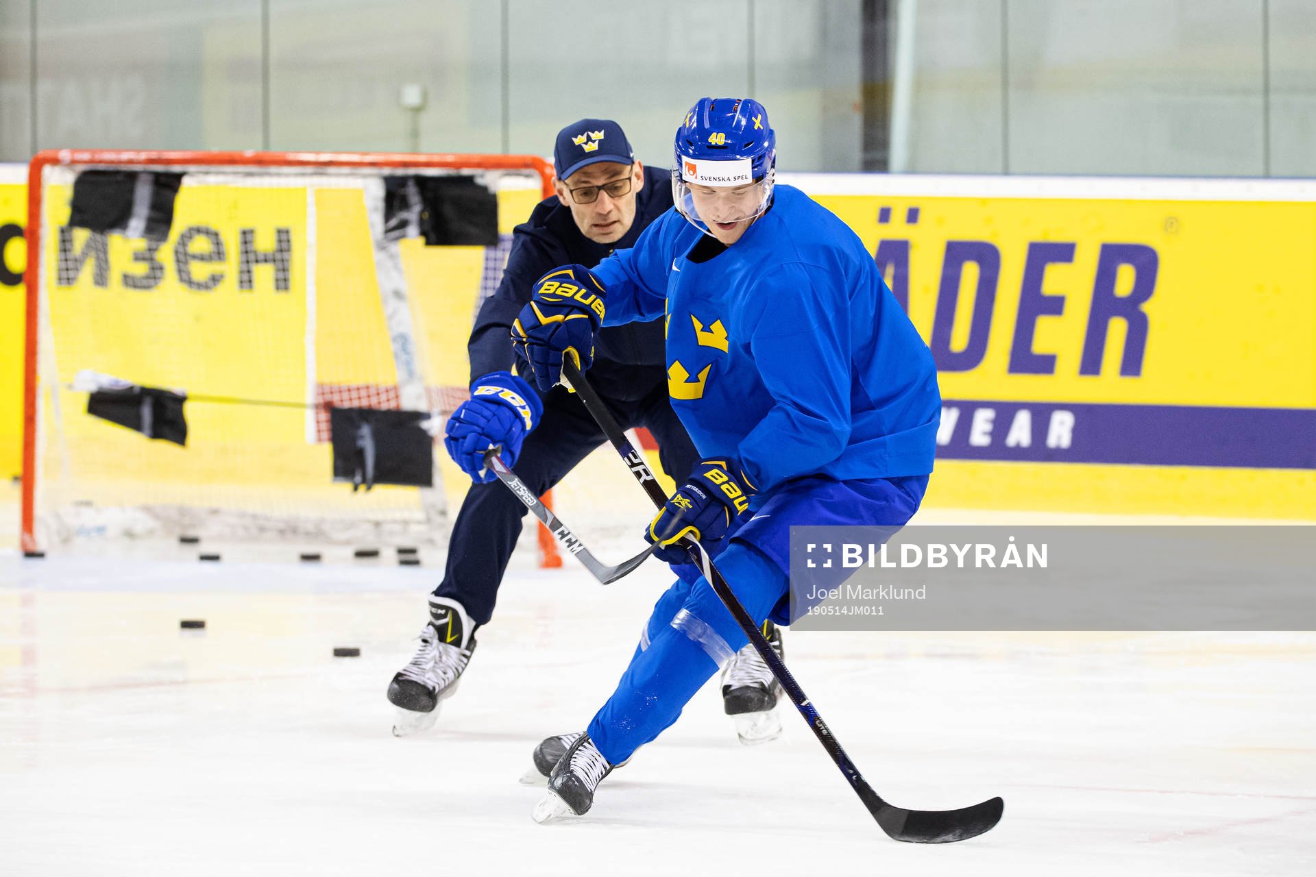 Assistant coach Peter Popovic and Elias Pettersson of