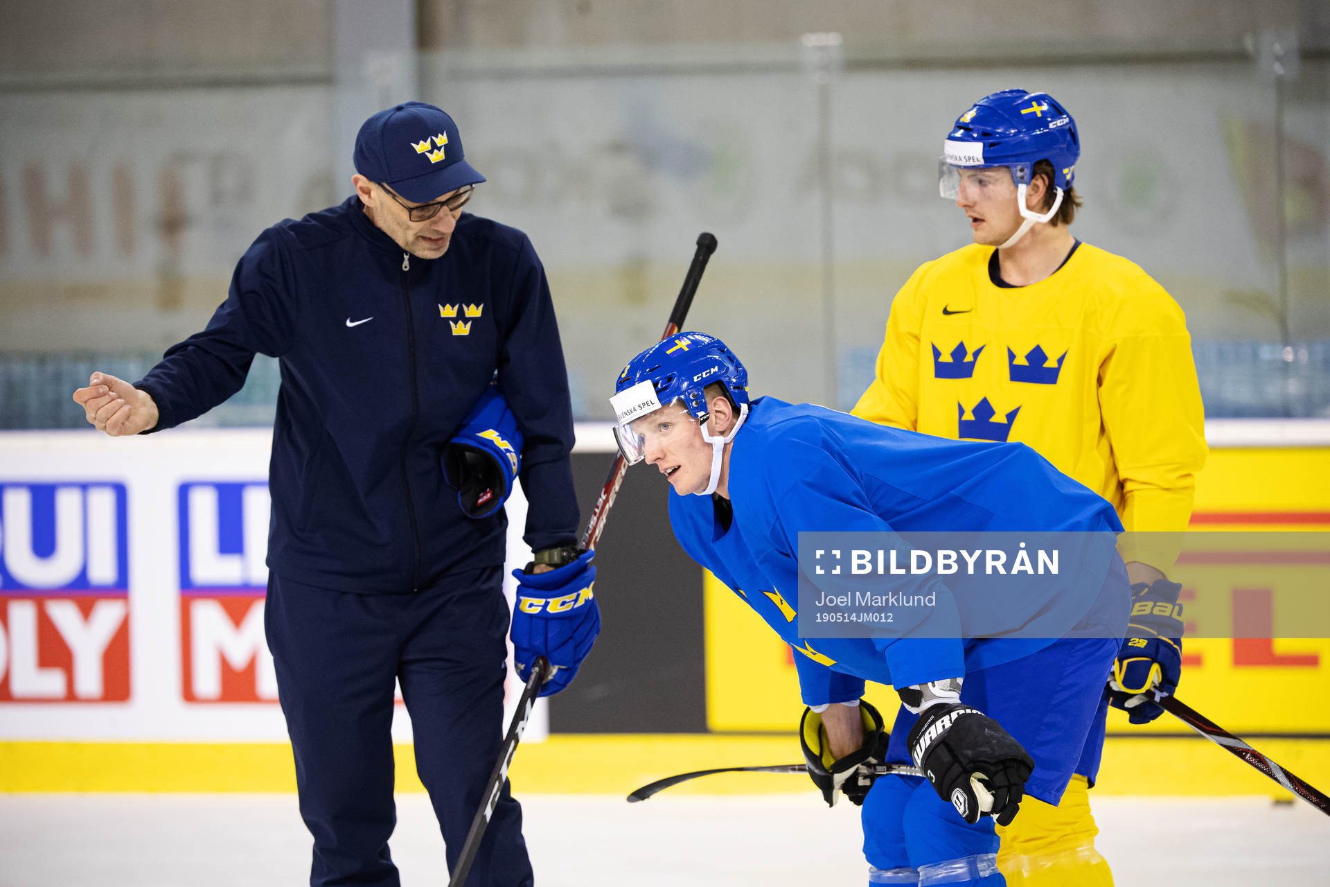 Assistant coach Peter Popovic, John Klingberg and Philip