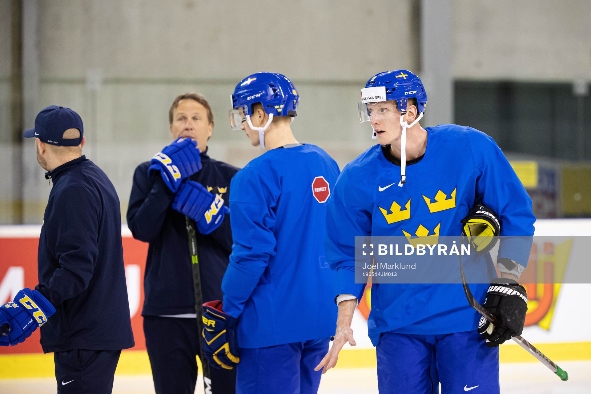 Assistant coach Johan Garpenlöv, Elias Pettersson and John