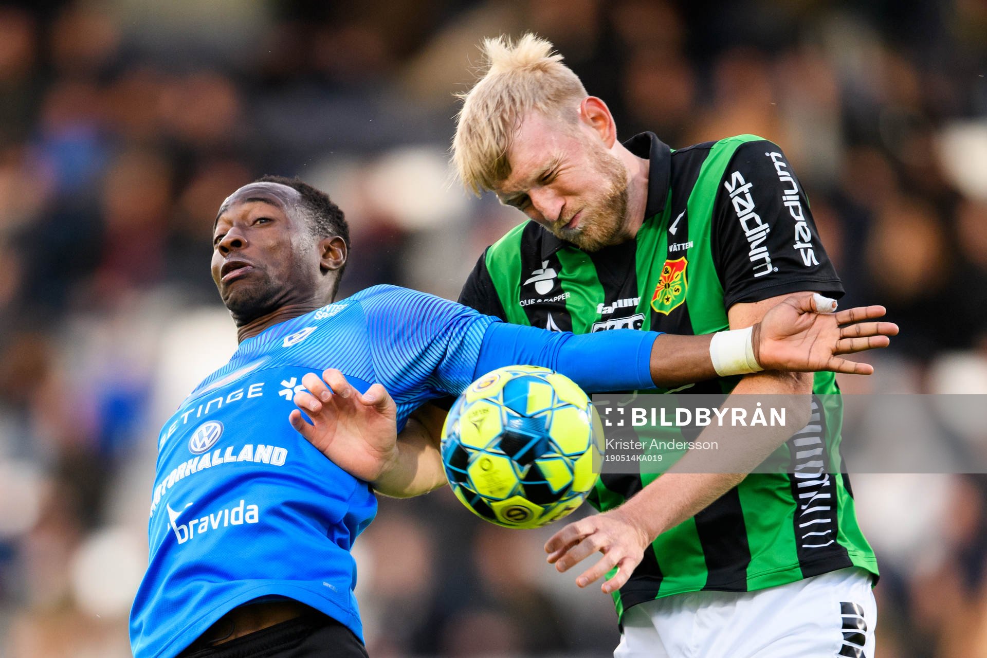 Halmstads Sadat Karim och GAIS Carl Elfgren Nyström i nickduell under fotbollsmatchen i Superettan mellan Halmstad och GAIS den 14 maj 2019 i Halmstad.