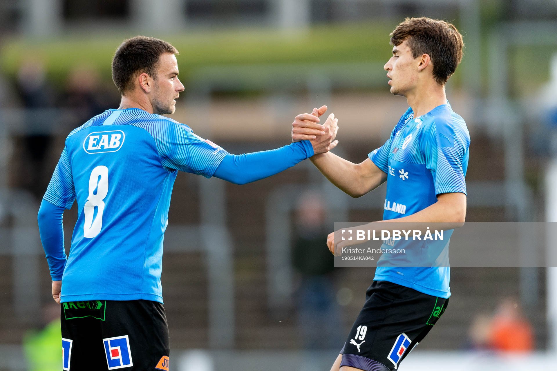 Halmstads Pontus Silfwer och Rasmus Wiedsheim-Paul jublar under fotbollsmatchen i Superettan mellan Halmstad och GAIS den 14 maj 2019 i Halmstad.
