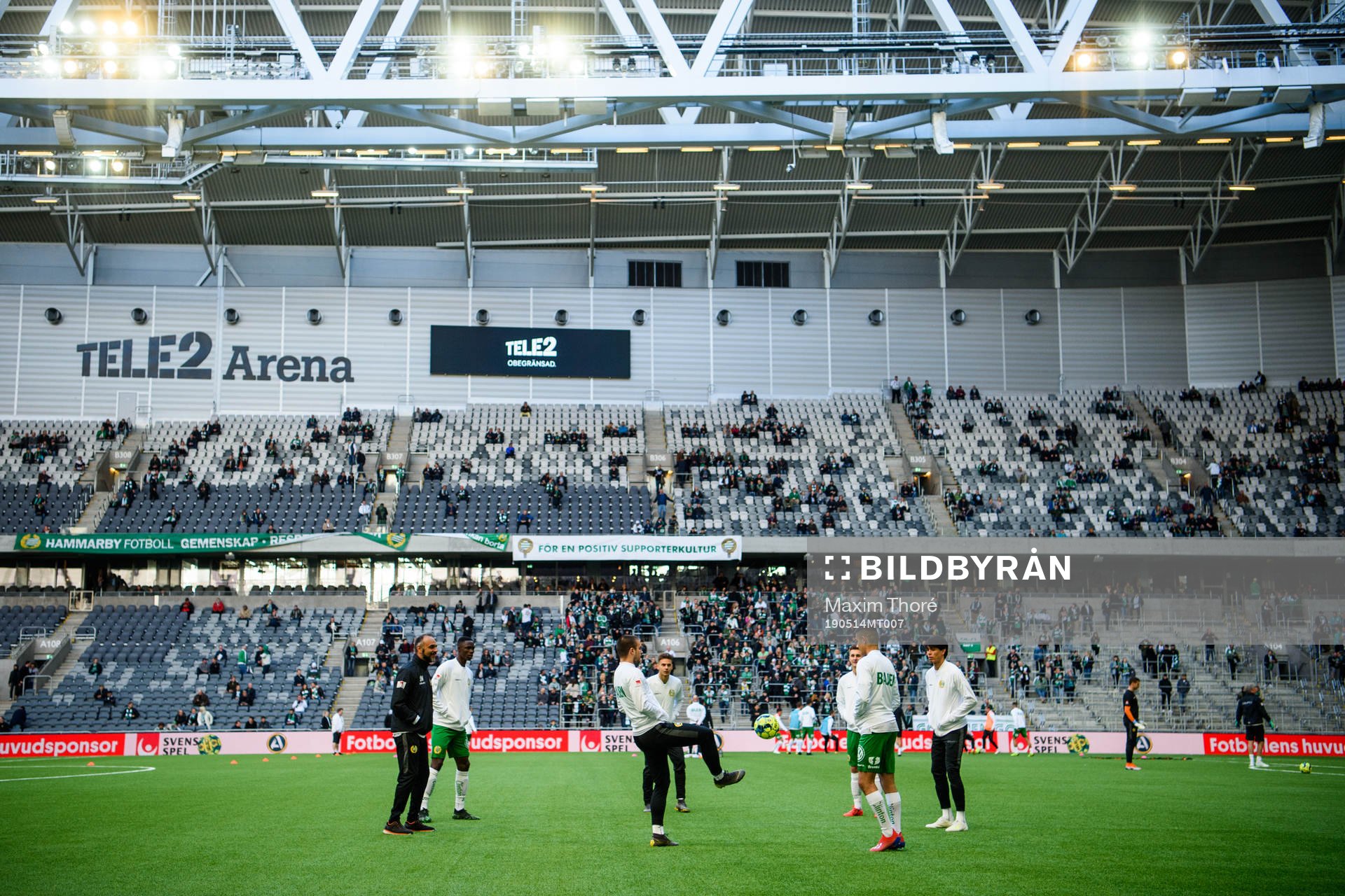 Hammarbys spelar värmer upp på Tele2 Arena