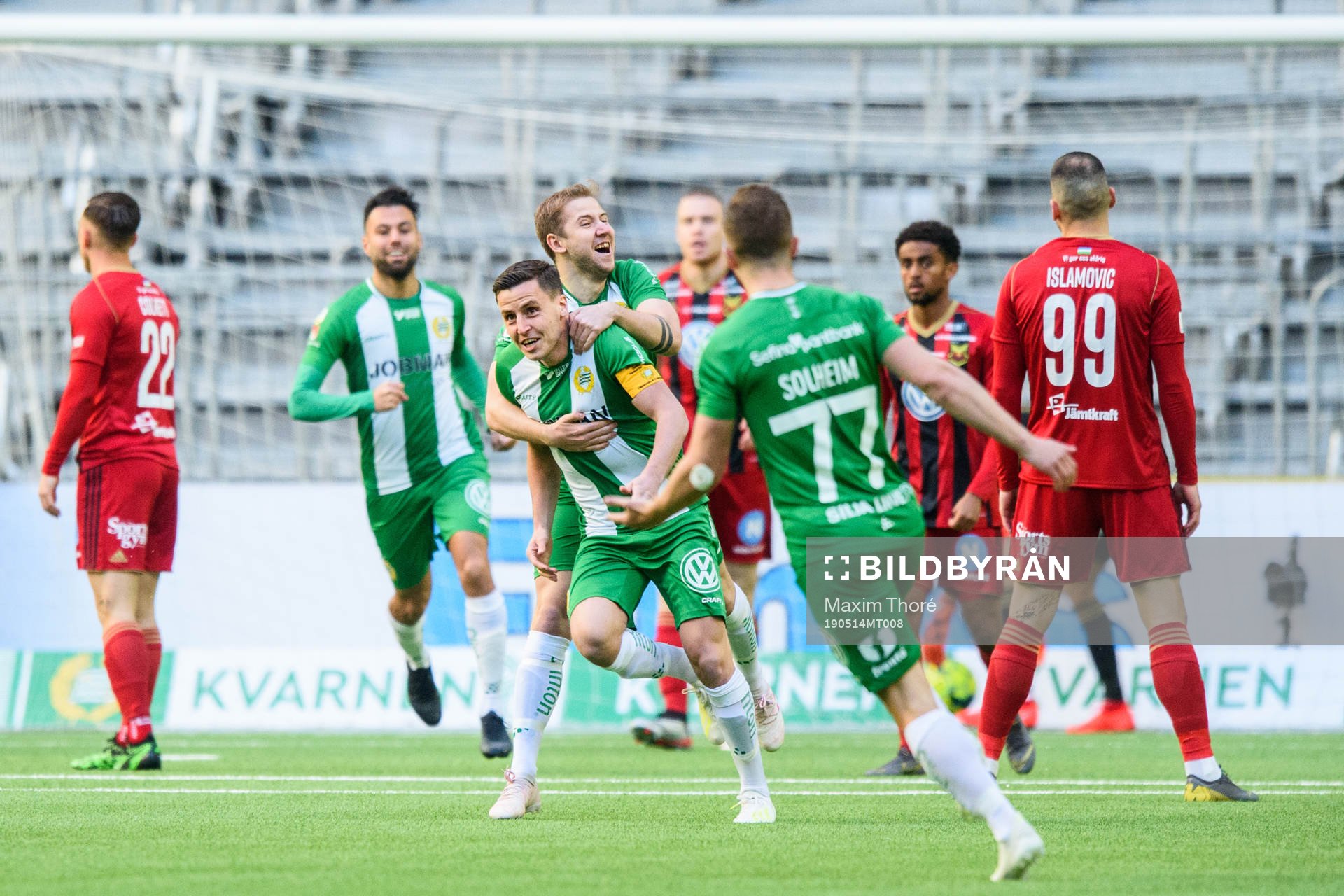 Hammarbys Jeppe Andersen jublar med lagkamrater