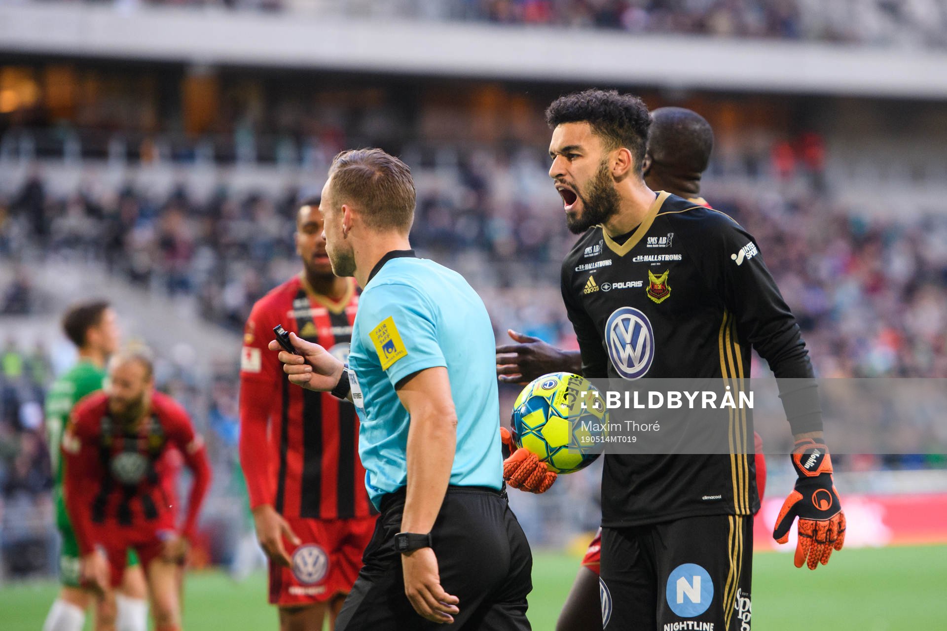 Östersunds målvakt Sixten Mohlin reagerar