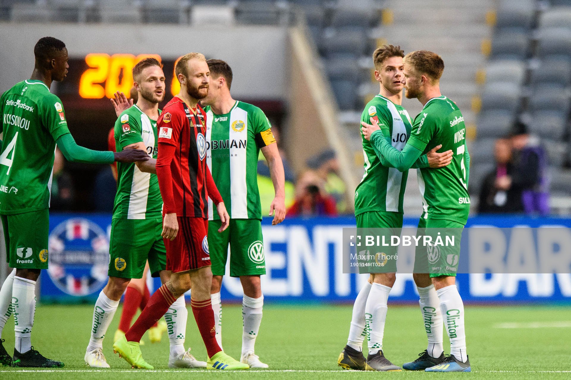 Hammarbys Alexander Kacaniklic och Dennis Widgren kramar om