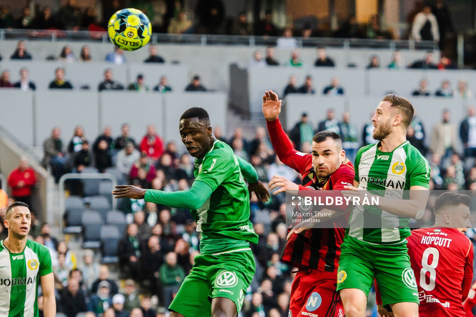 Hammarbys Kossounou Odilon och Mats Solheim i nickduell med