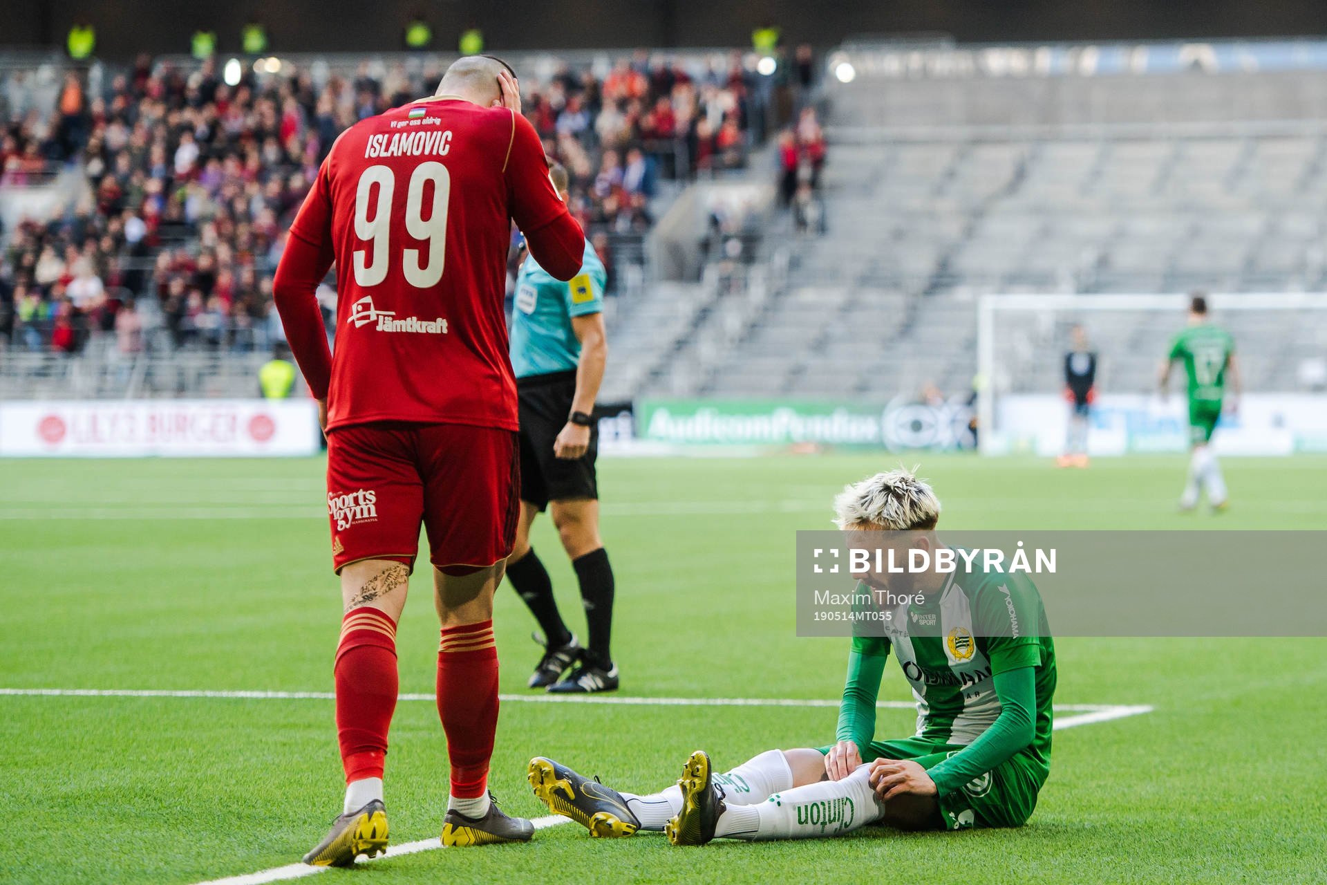 Hammarbys Simon Sandberg tar sig för benet
