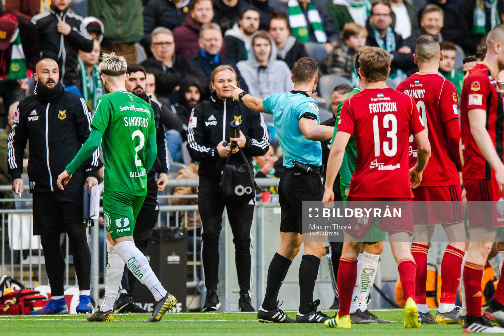 Hammarbys Simon Sandberg lämnar planen