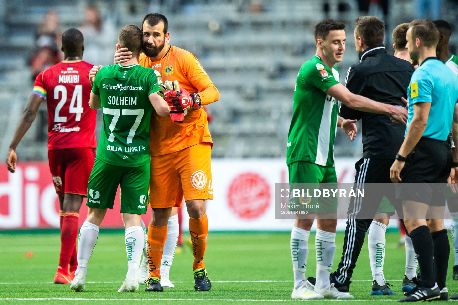 Hammarbys målvakt Gianluca Curci tackar Hammarbys Mats