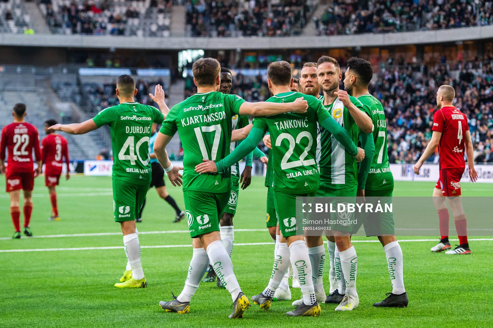 Hammarbys spelare jublar med Muamer Tankovic