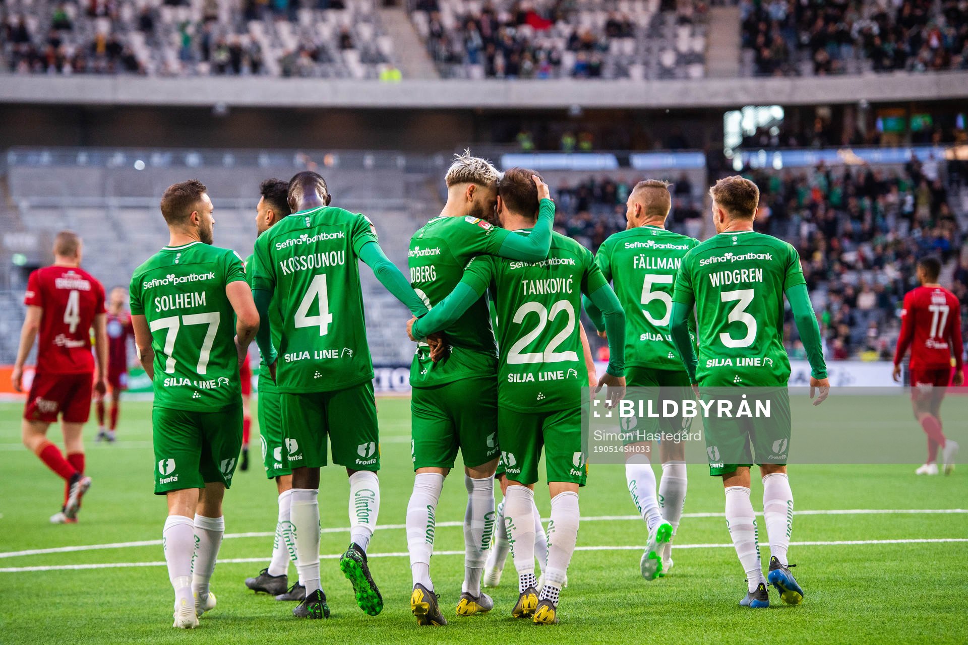 Hammarbys spelare jublar med Muamer Tankovic