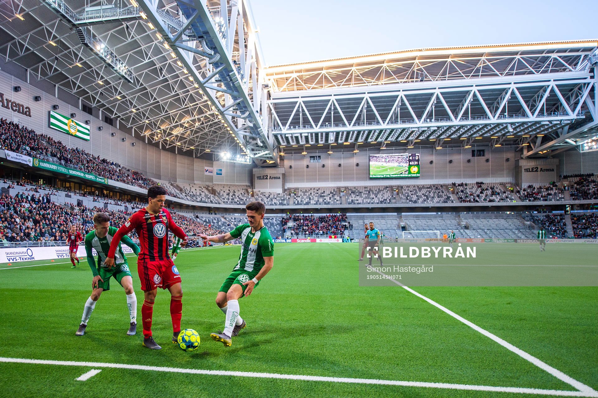 Östersunds Marco Weymans i en duell med Hammarbys