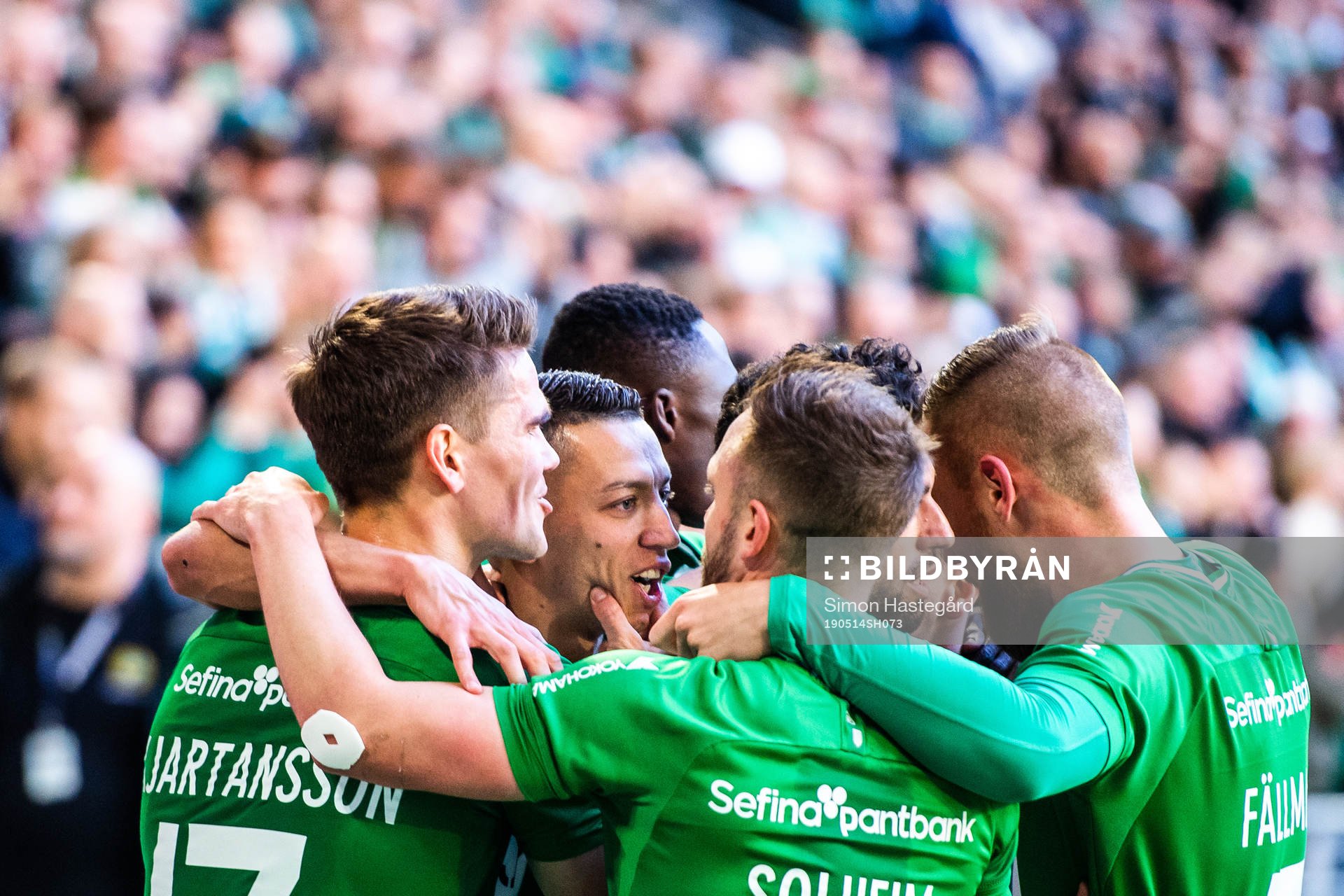 Hammarbys spelare jublar med Nikola Djurdjic