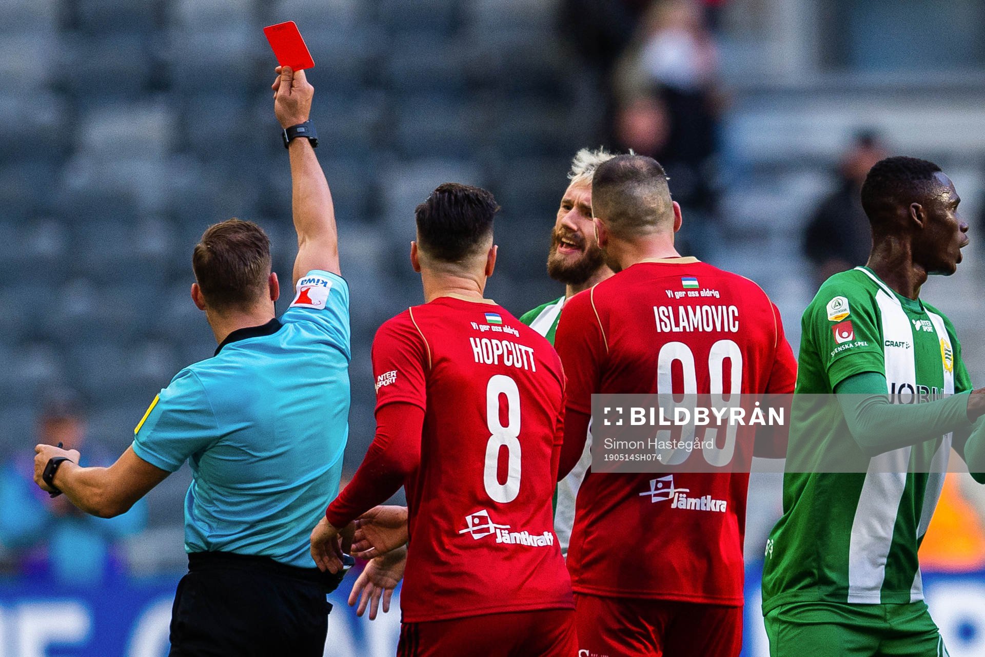 Hammarbys Simon Sandberg får rött kort av domare