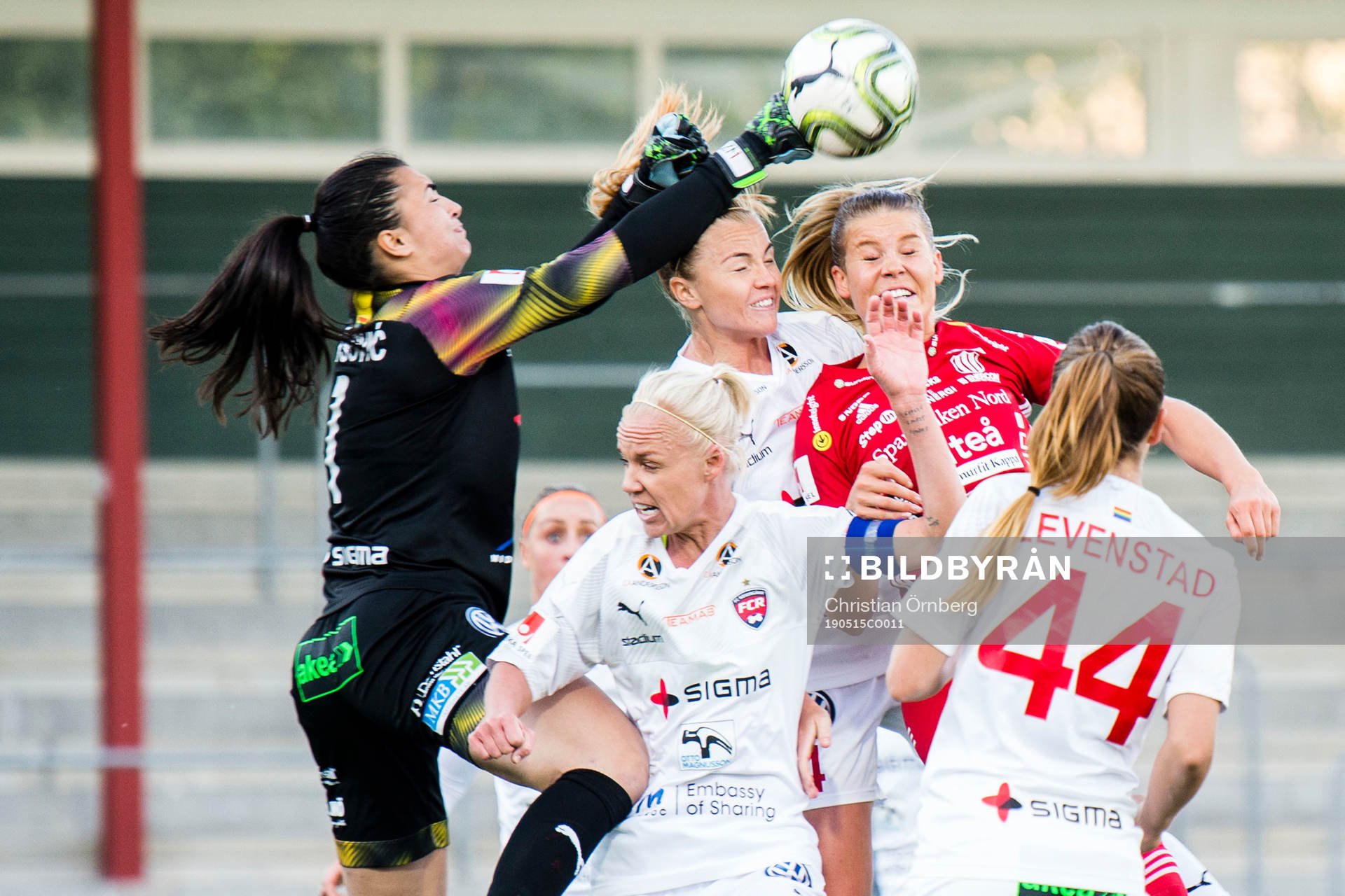 Rosengårds målvakt Zecira Musovic knäar Caroline Seger
