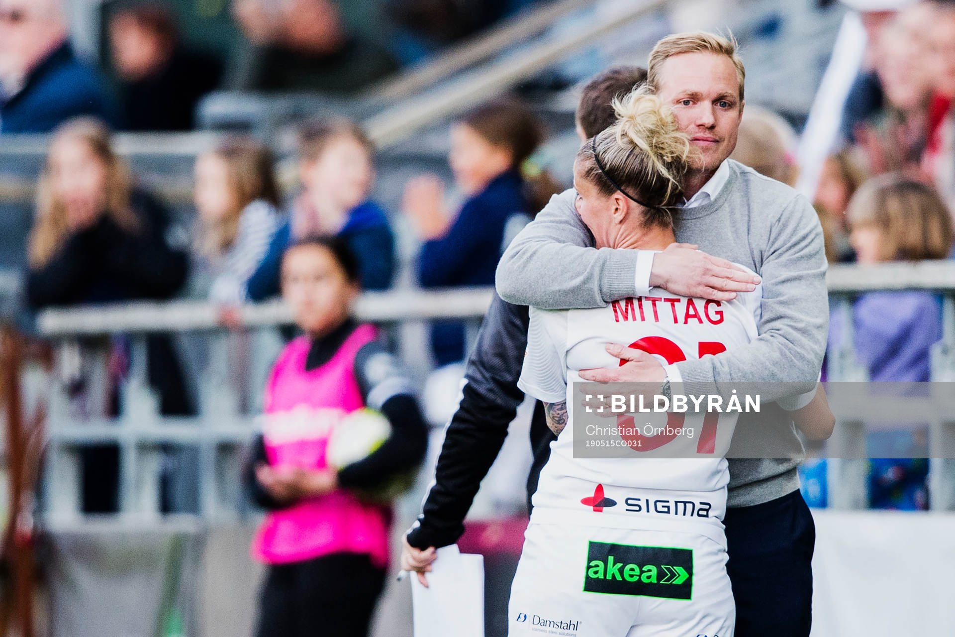 Rosengårds tränare Jonas Eidevall kramar om Anja Mittag