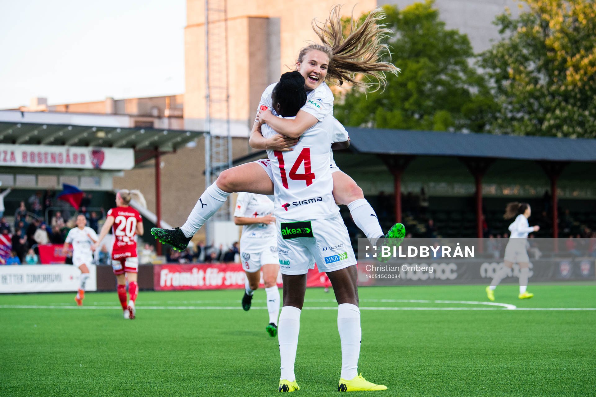 Rosengårds Anam Imo och Fiona Brown jublar