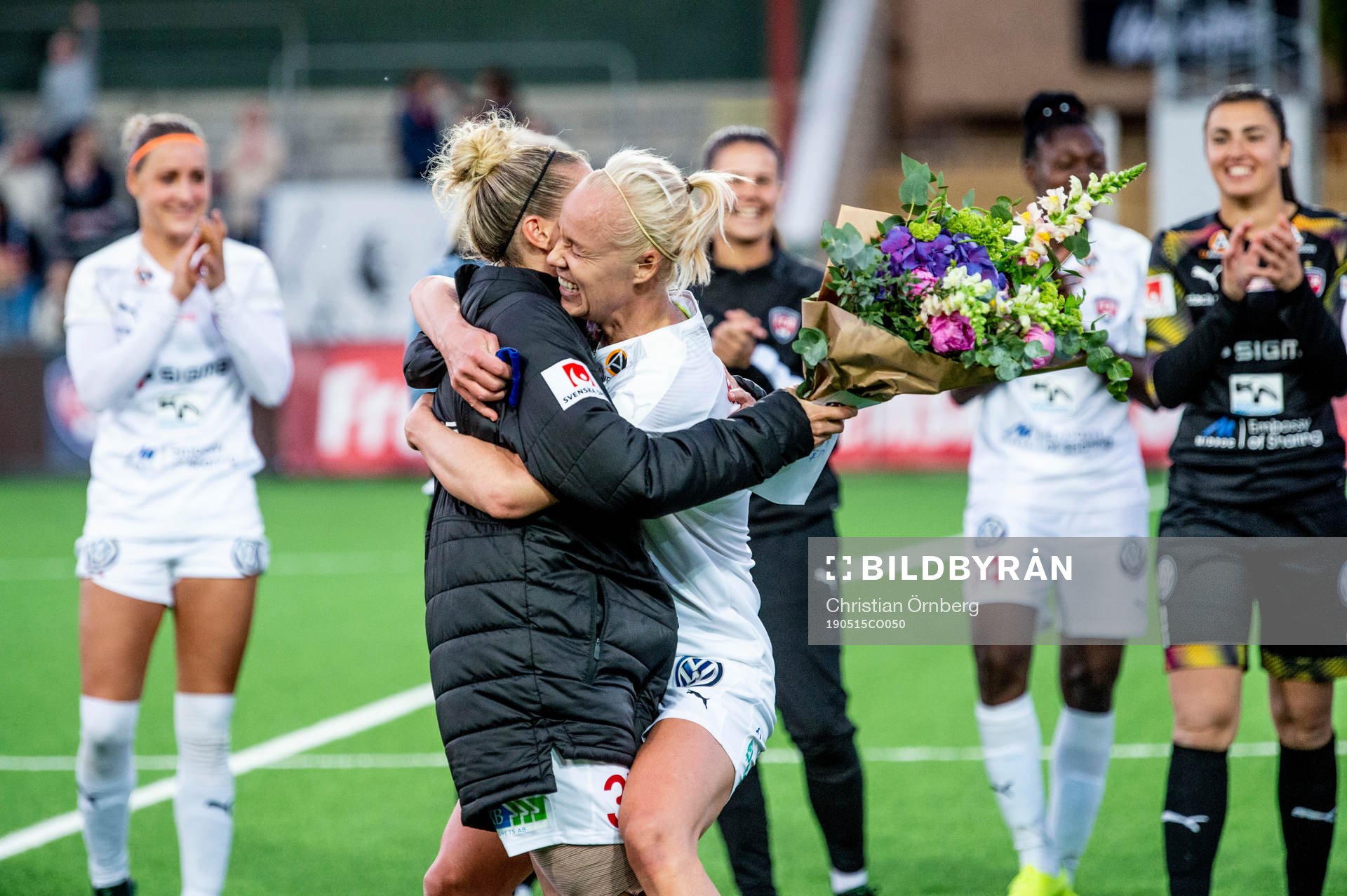 Rosengårds Caroline Seger kramar om Anja Mittag som tackas
