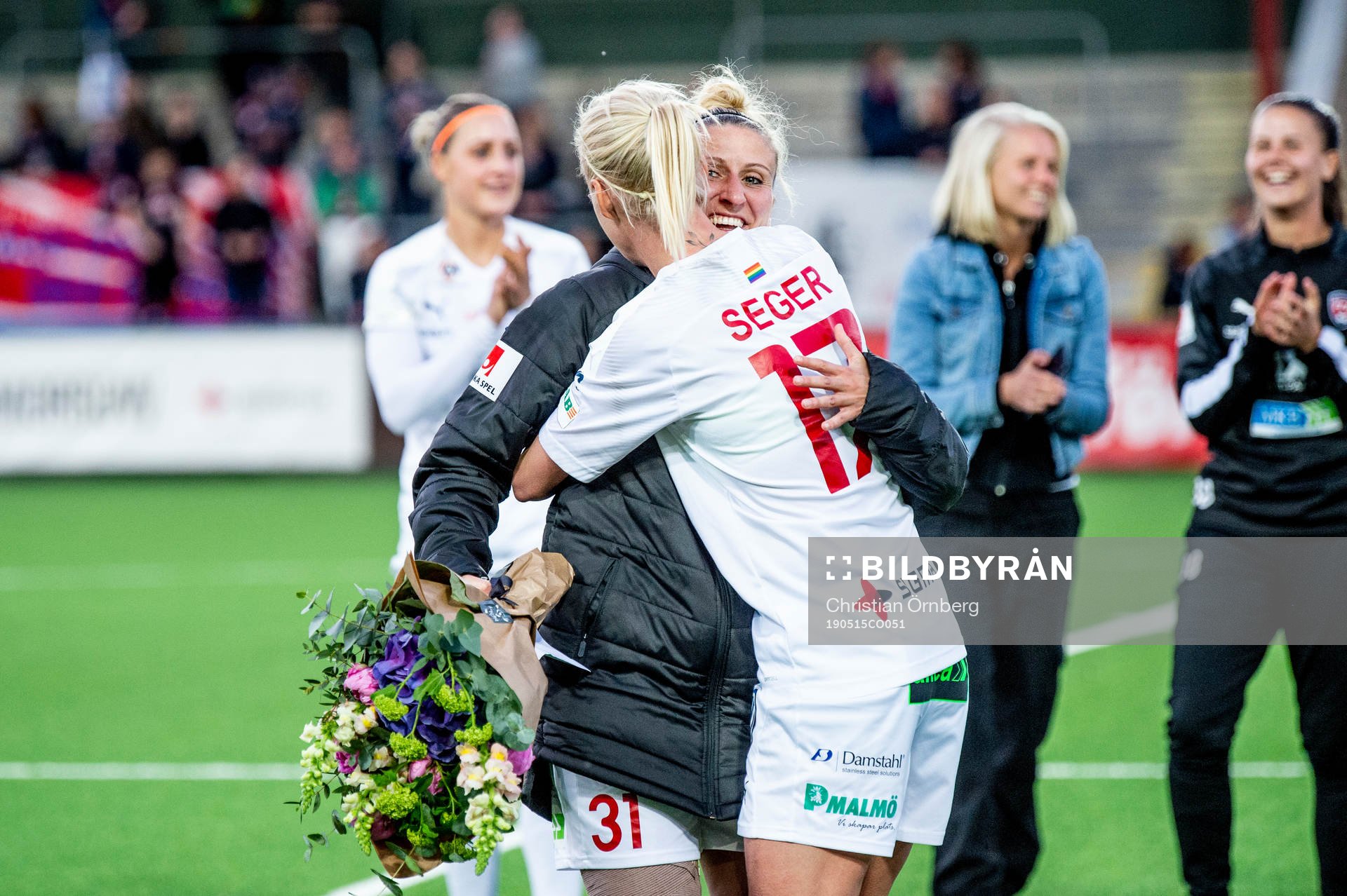 Rosengårds Caroline Seger kramar om Anja Mittag som tackas