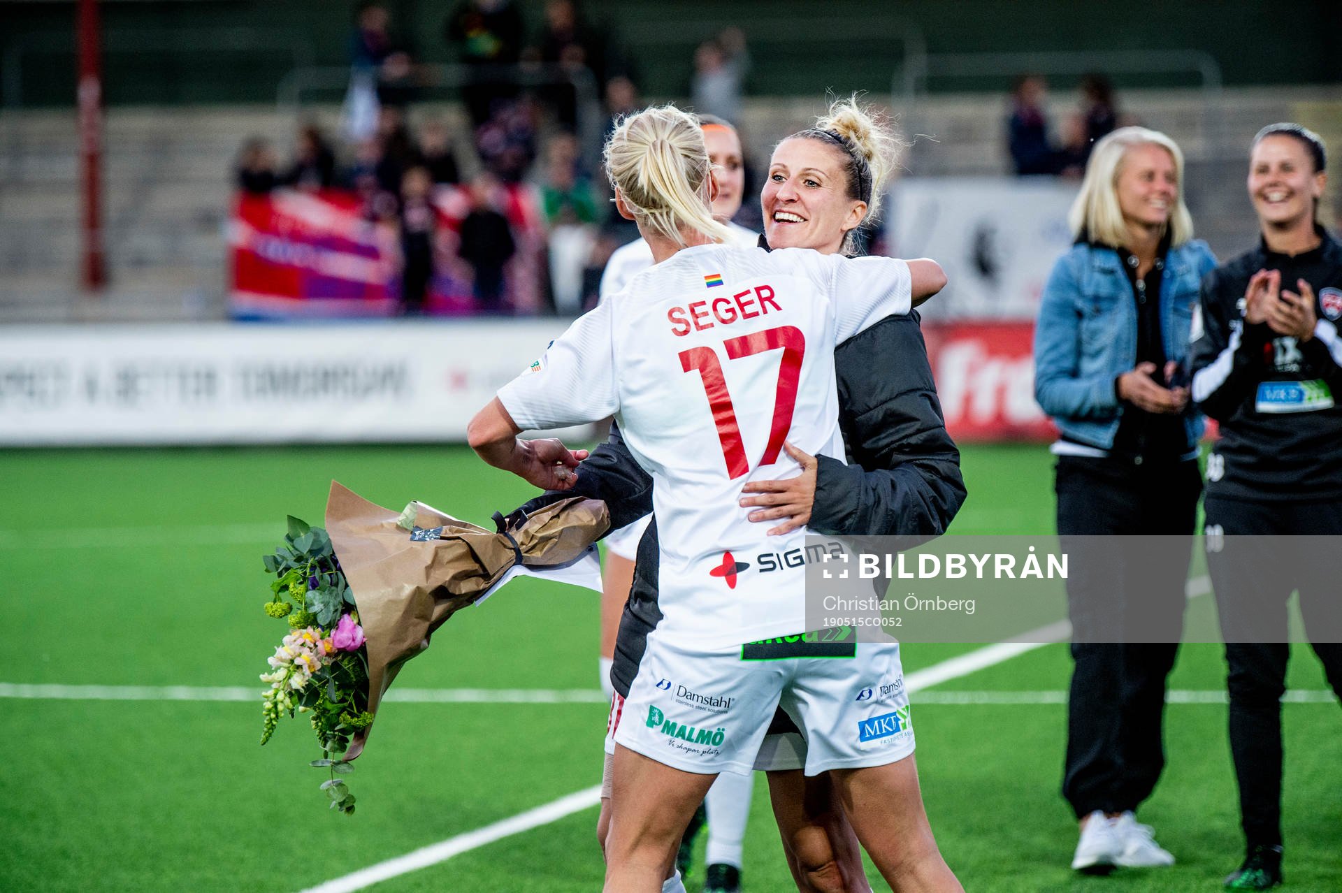 Rosengårds Caroline Seger kramar om Anja Mittag som tackas