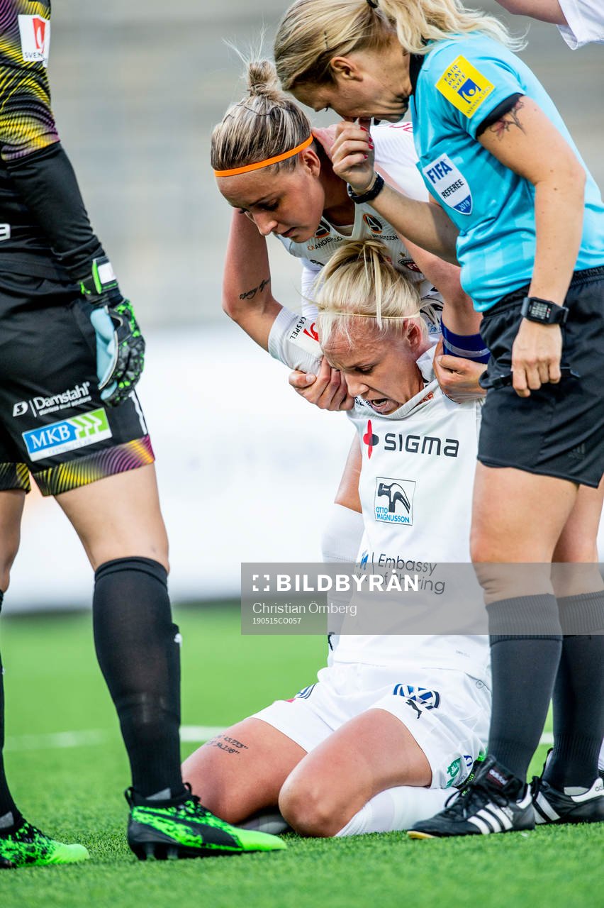 Rosengårds Caroline Seger tas om hand
