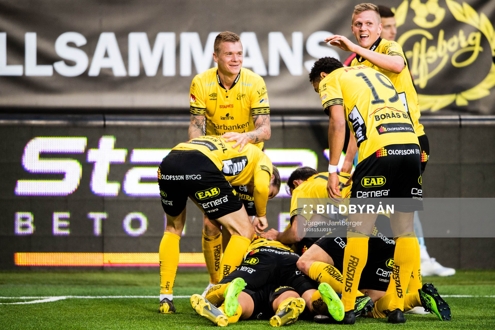 Elfsborgs Samuel Holmén och Joakim Nilsson jublar