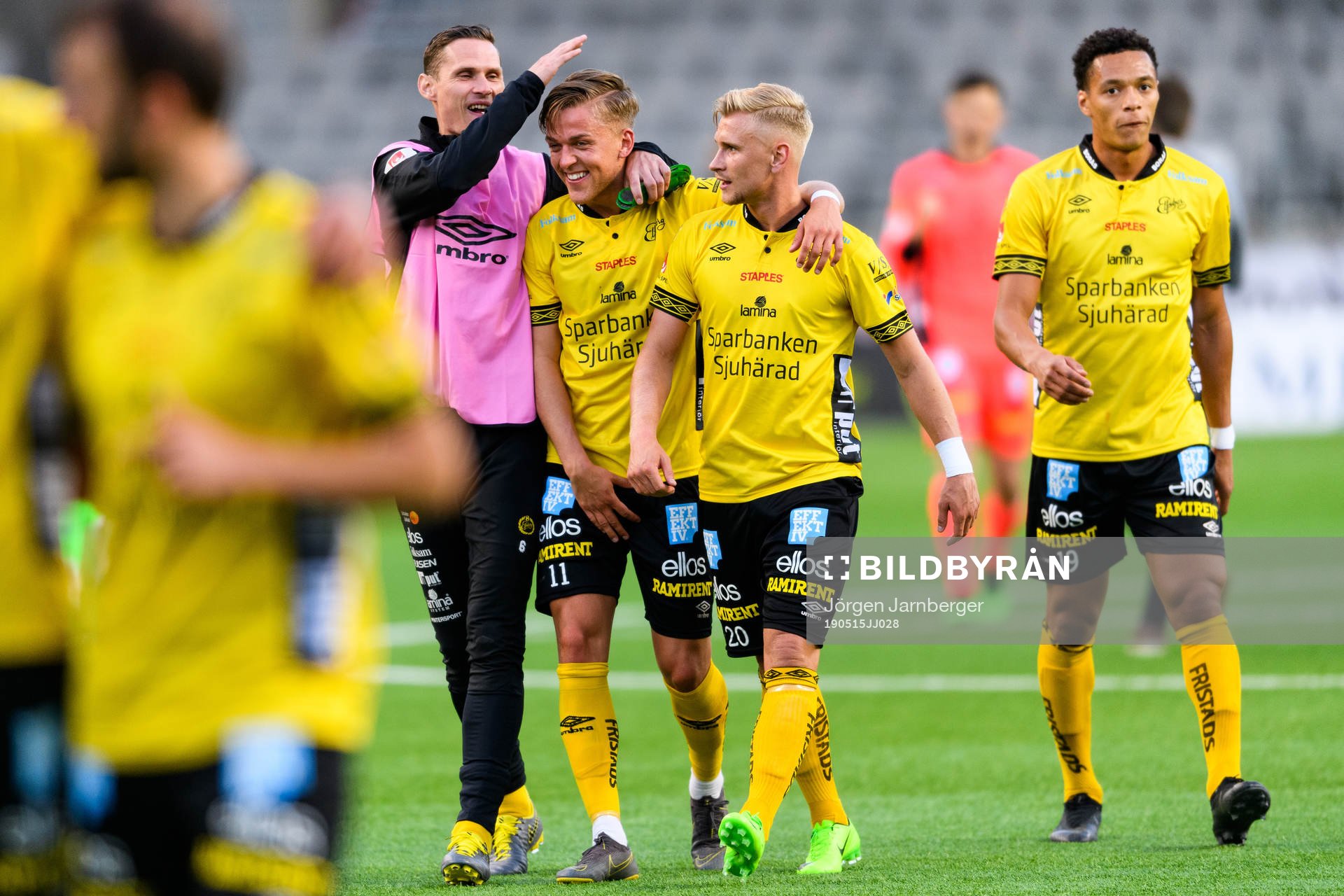 Elfsborgs Jesper Karlsson klappas om av Jon Jönsson och