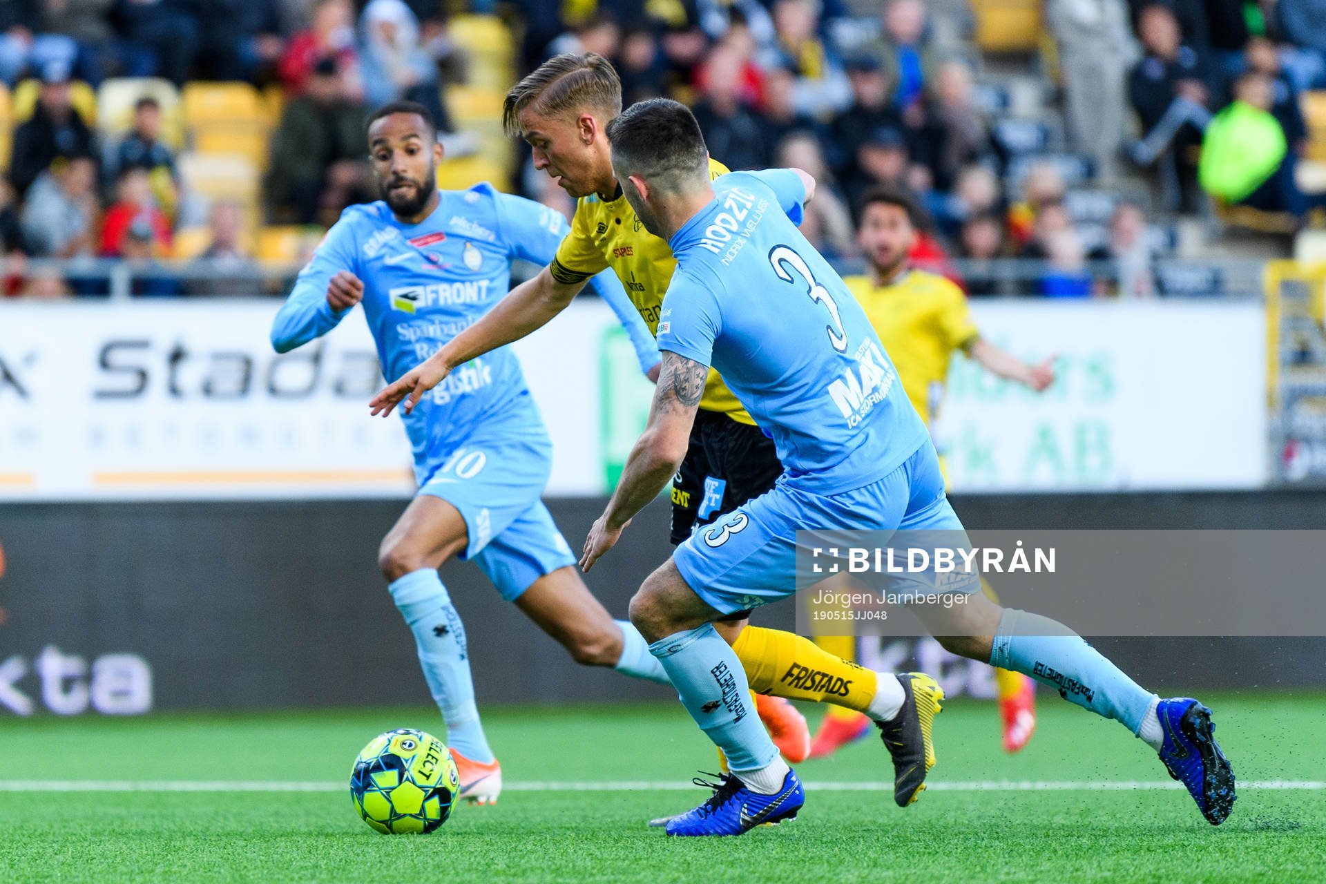 Elfsborgs Jesper Karlsson i kamp med AFC Eskilstunas Kadir Hodzic och Ferid Ali i bakgrunden under fotbollsmatchen i Allsvenskan mellan Elfsborg och AFC Eskilstuna den 15 maj 2019 i Borås.