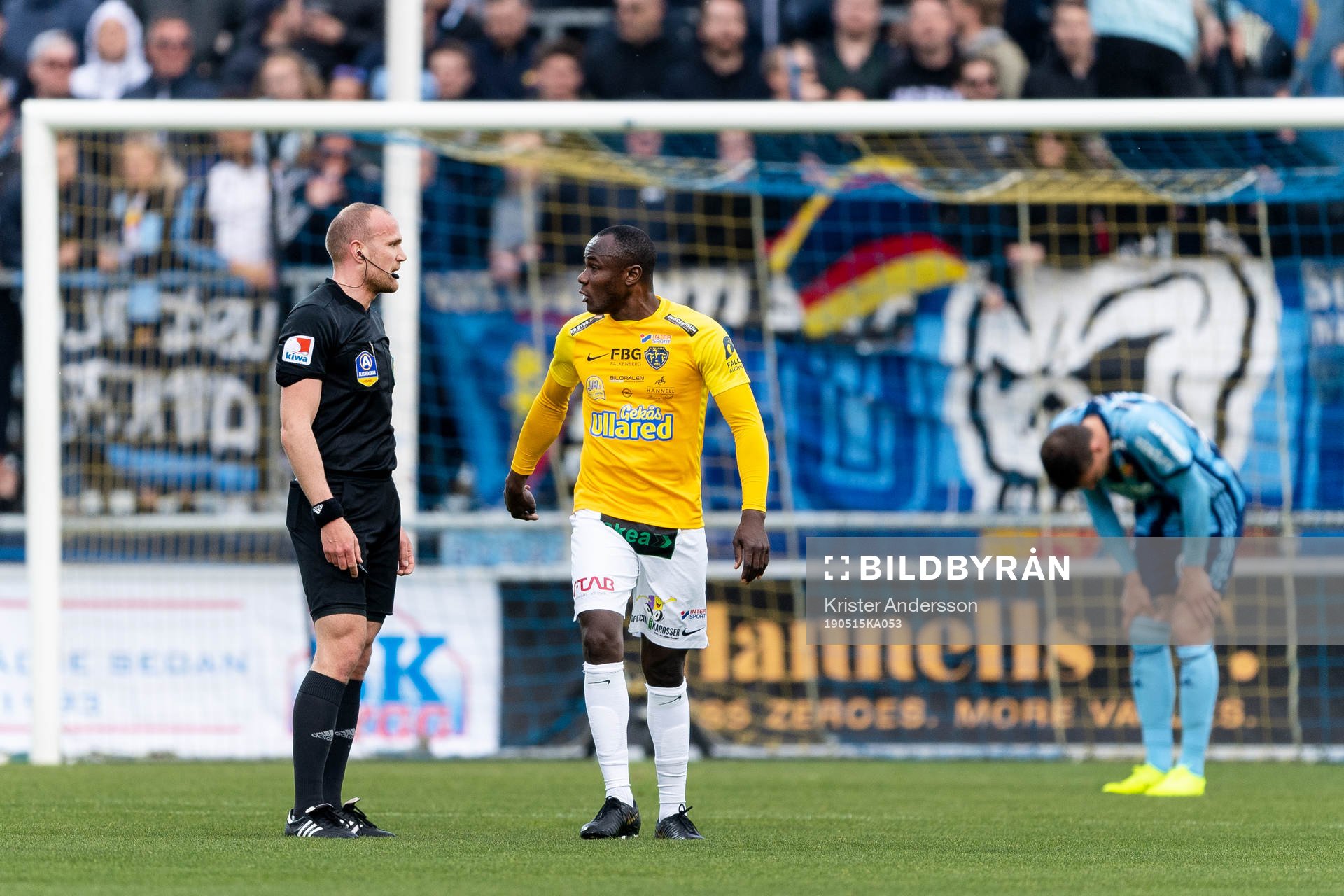 Domare Patrik Eriksson och Falkenbergs Nsima Peter