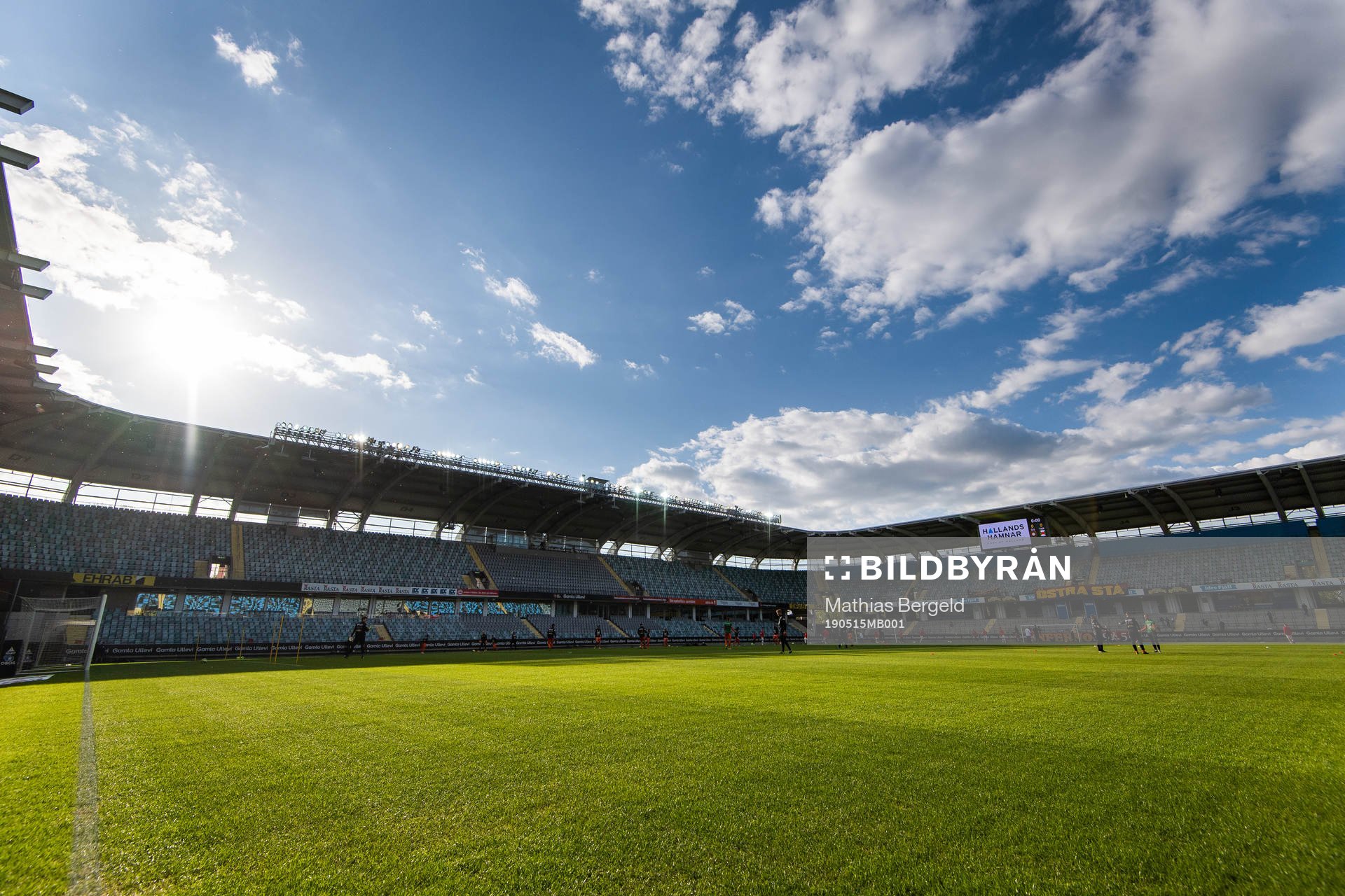 Interiör vy över Gamla Ullevi med sol och blå himmel
