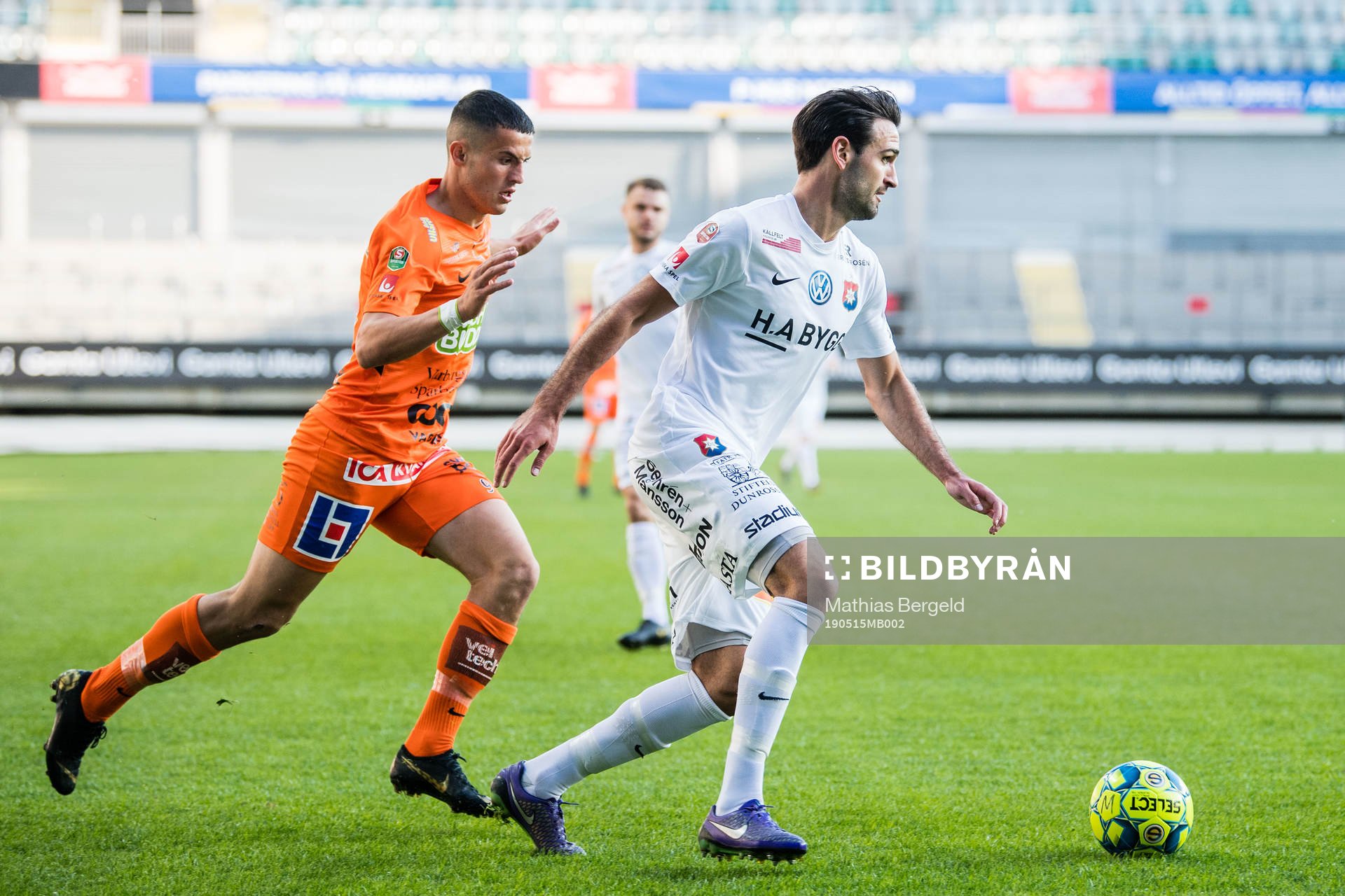 Varbergs Astrit Seljmani och Örgrytes Oliver Stanisic