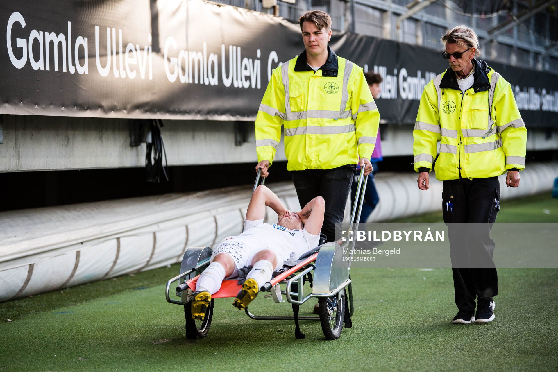 Örgrytes Victor Sköld rullas ut på bår