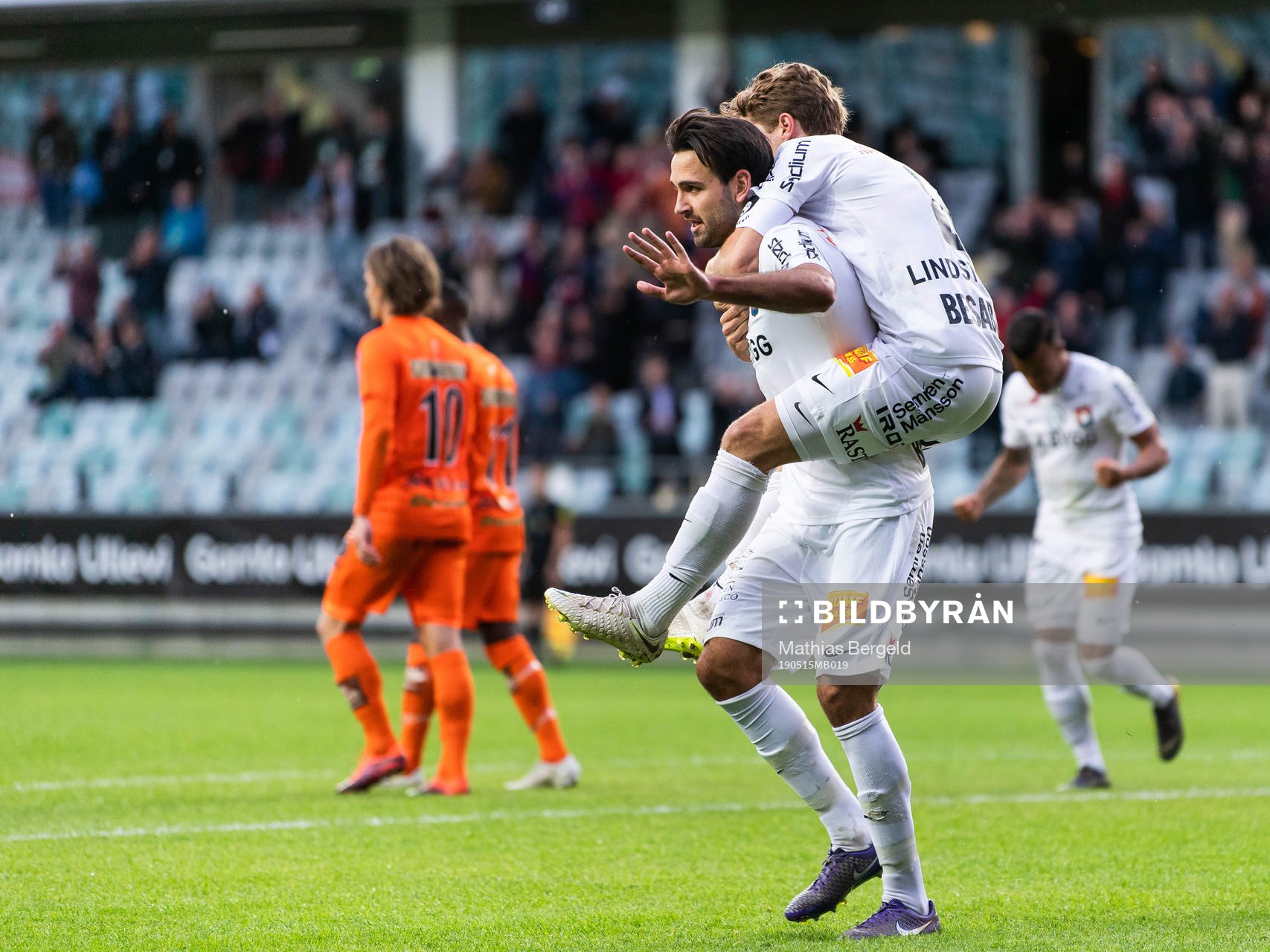 Örgrytes Jakob Lindström jublar med målskytten till 1-1
