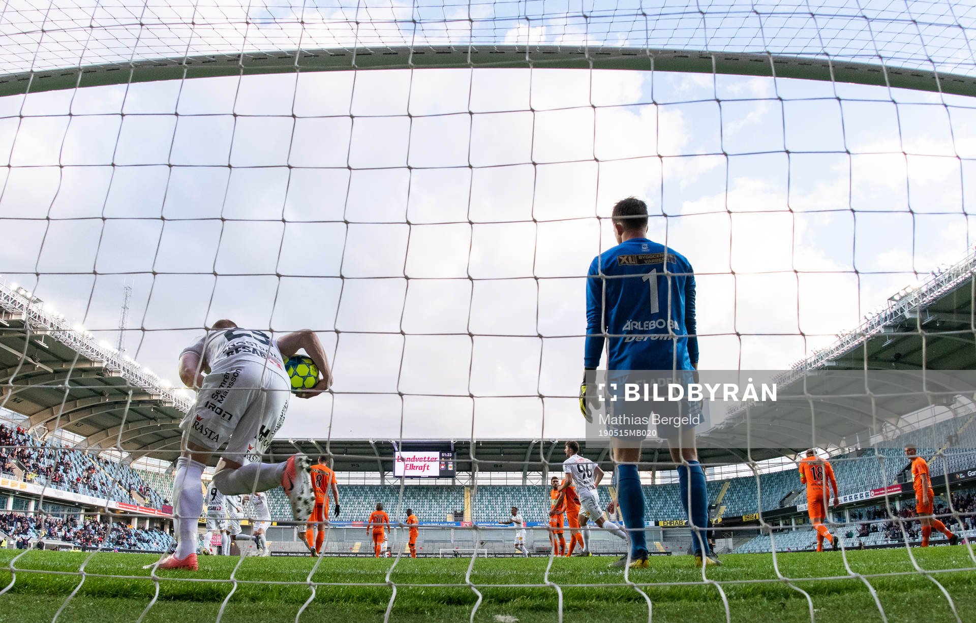 Örgrytes David Engström hämtar bollen i mål