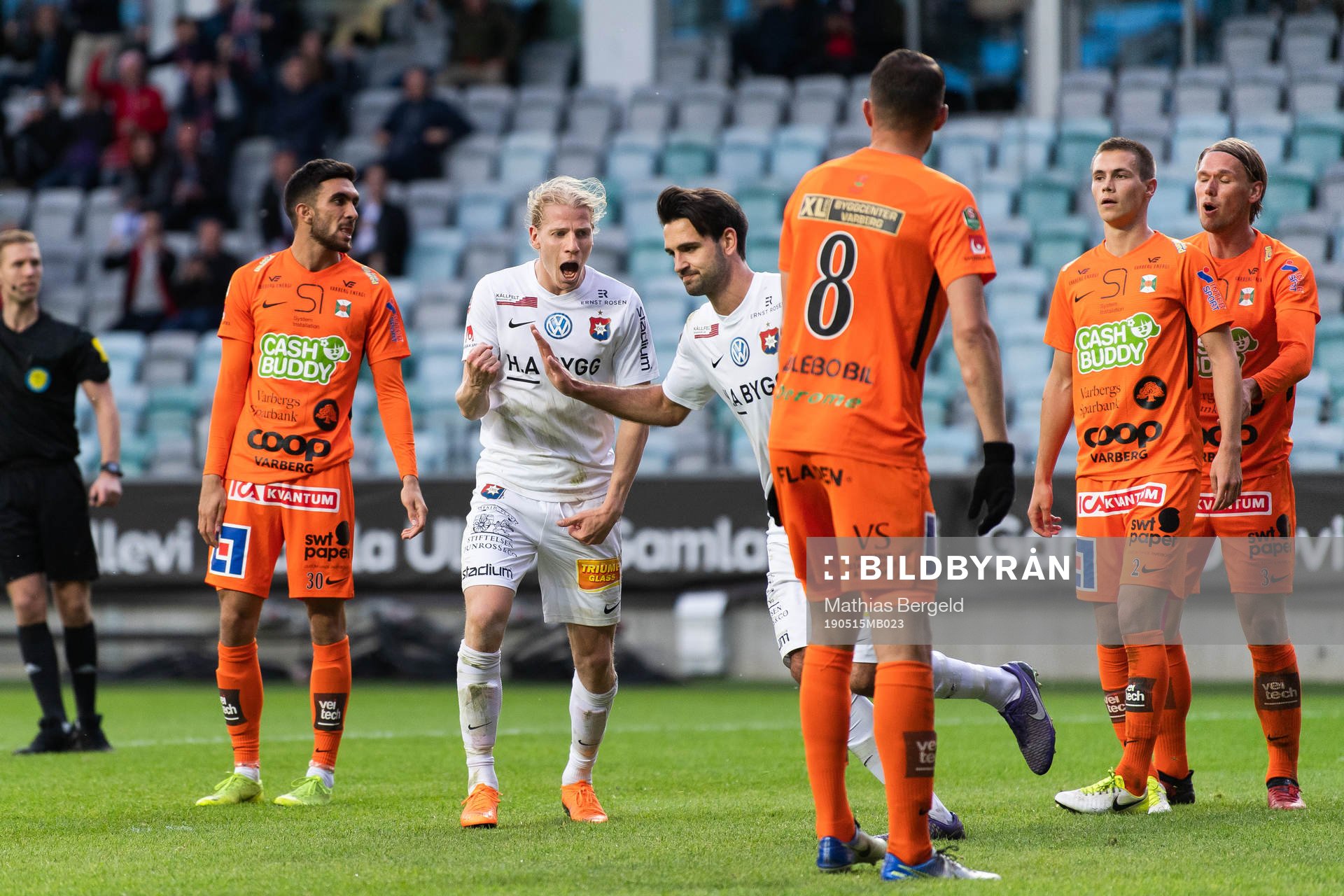 Örgrytes Gustav Ludwigson jublar med målskytten till 1-1