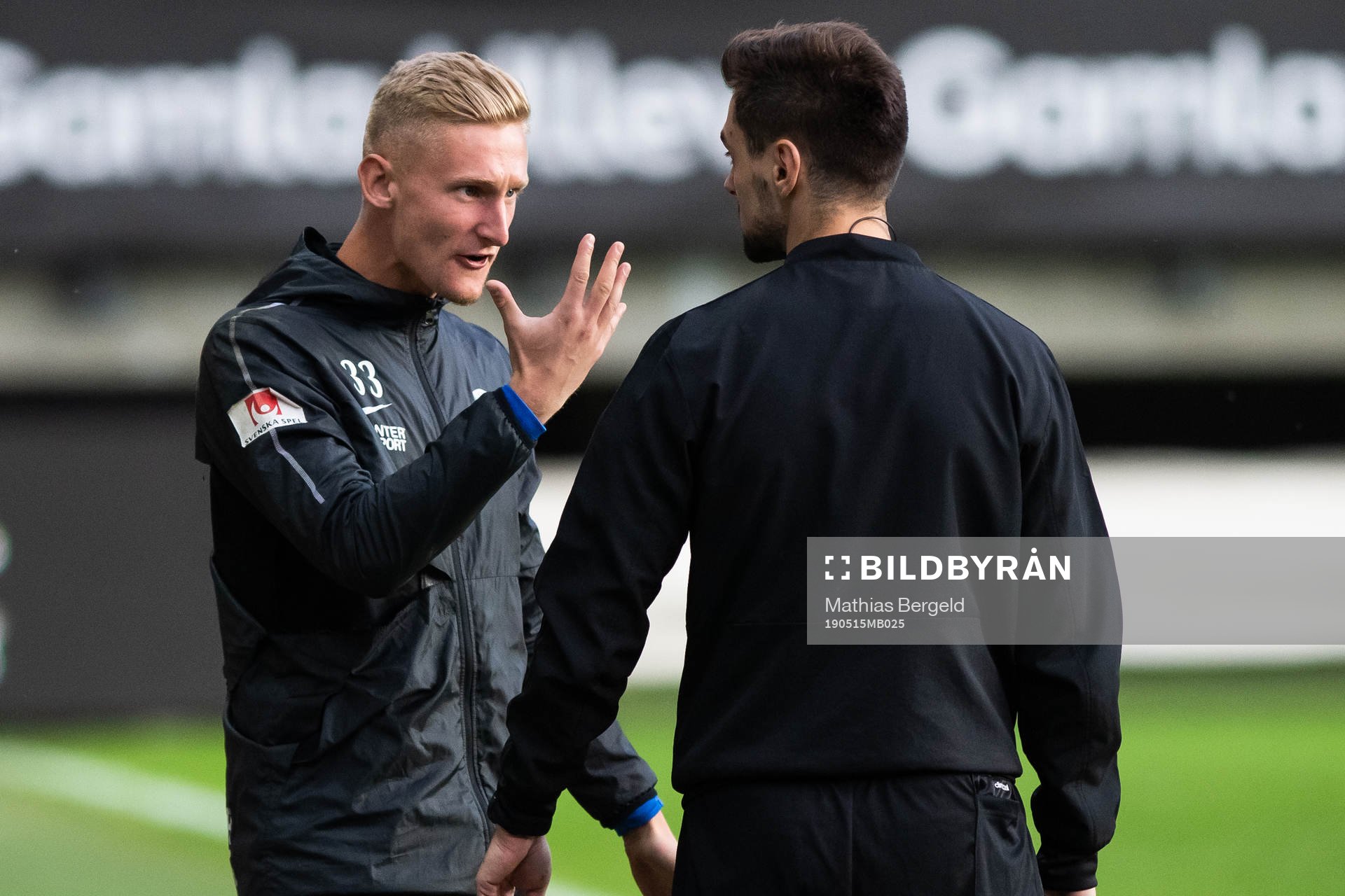 Varbergs målvakt Albin Svensson reagerar mot fjärdedomare Admir Hasanbegovic under fotbollsmatchen i Superettan mellan Örgryte och Varberg den 15 maj 2019 i Göteborg.
