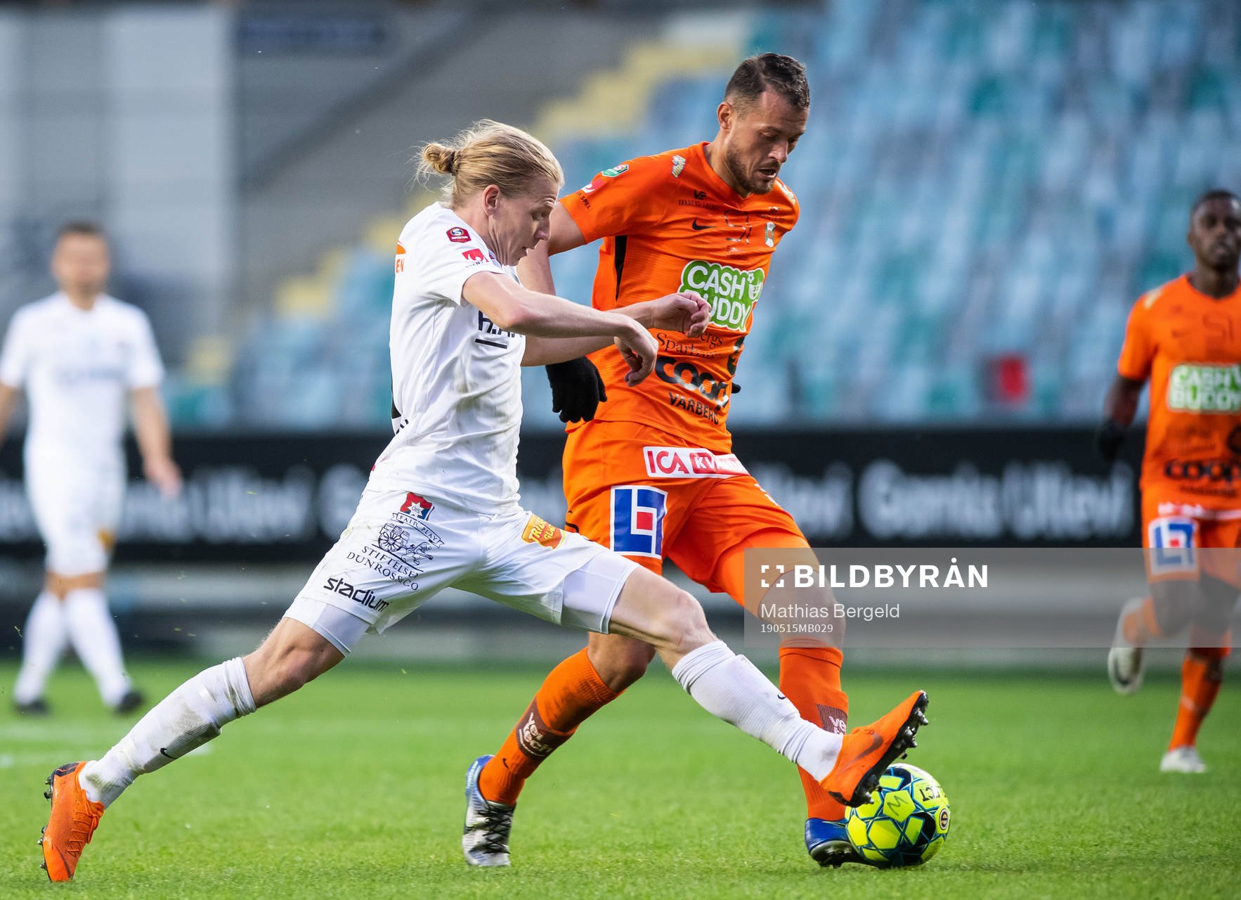 Örgrytes Gustav Ludwigson och Varbergs Albert Ejupi i kamp