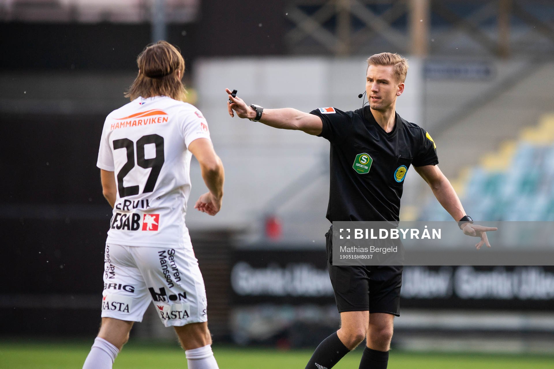 Örgrytes Danny Ervik i diskussion med domare Fredrik