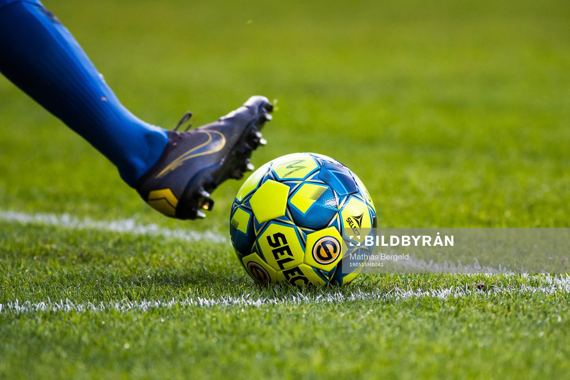 En fotbollssko och en selectboll med superettanlogga på