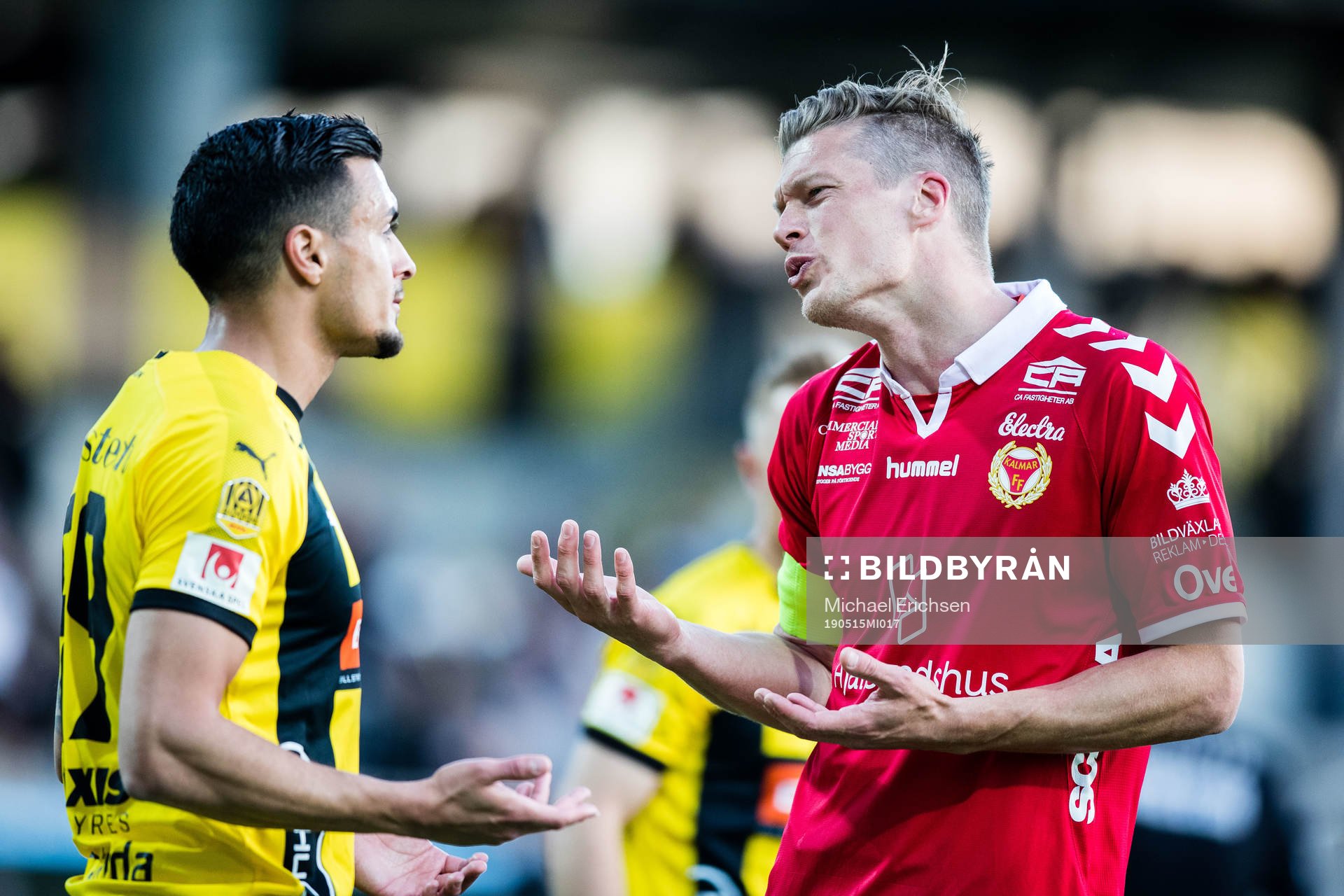 Häckens Ahmed Yasin och Kalmars Viktor Elm i diskussion