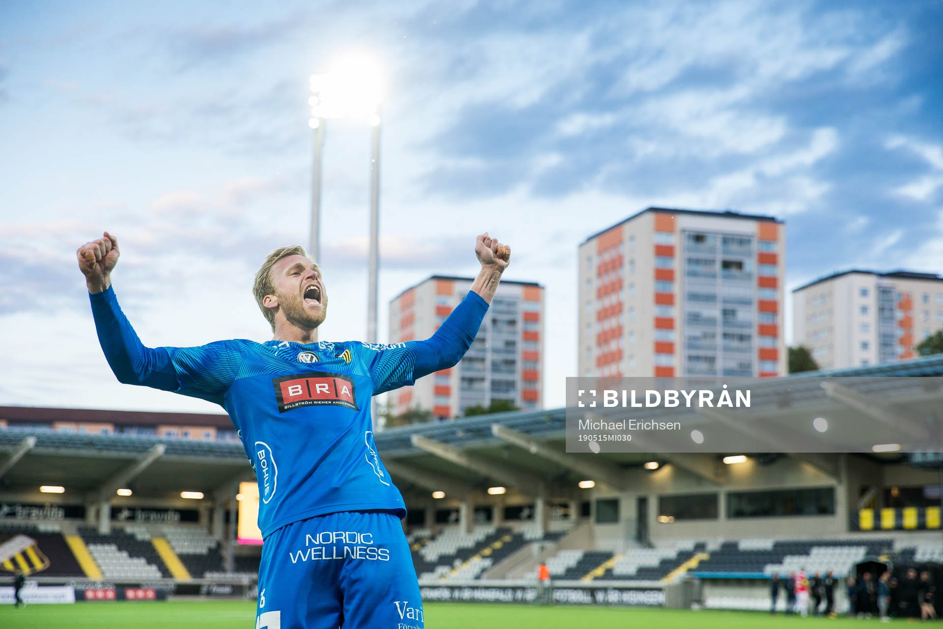 Häckens målvakt Peter Abrahamsson jublar och firar