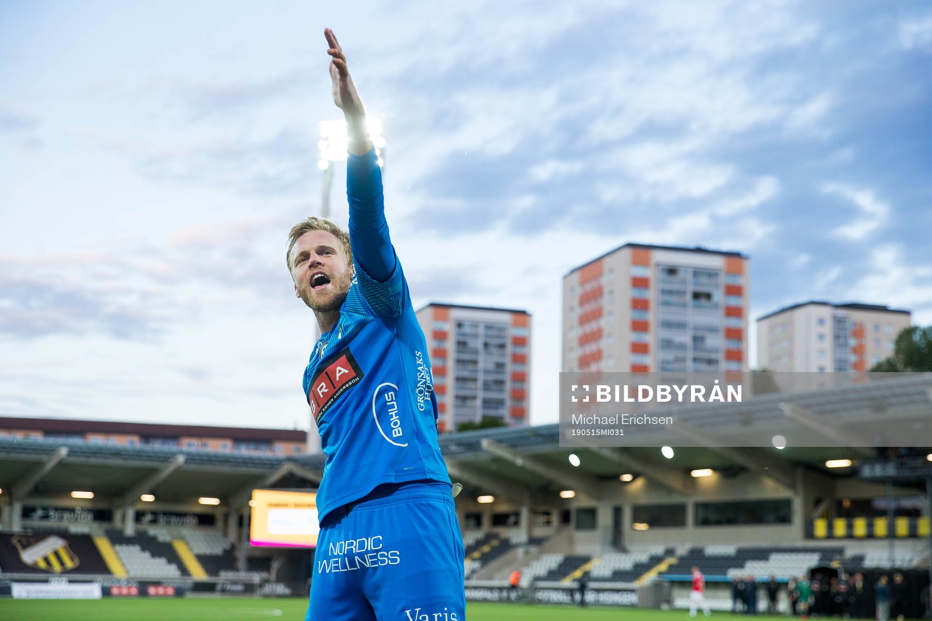 Häckens målvakt Peter Abrahamsson jublar och firar