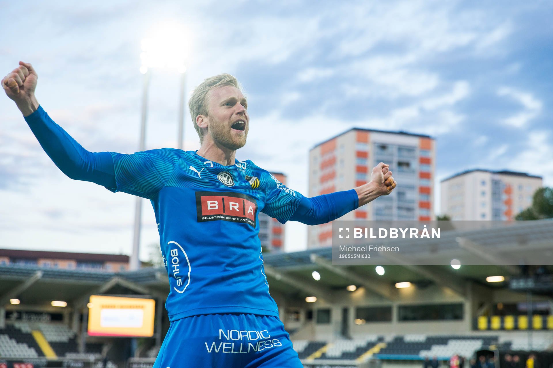 Häckens målvakt Peter Abrahamsson jublar och firar