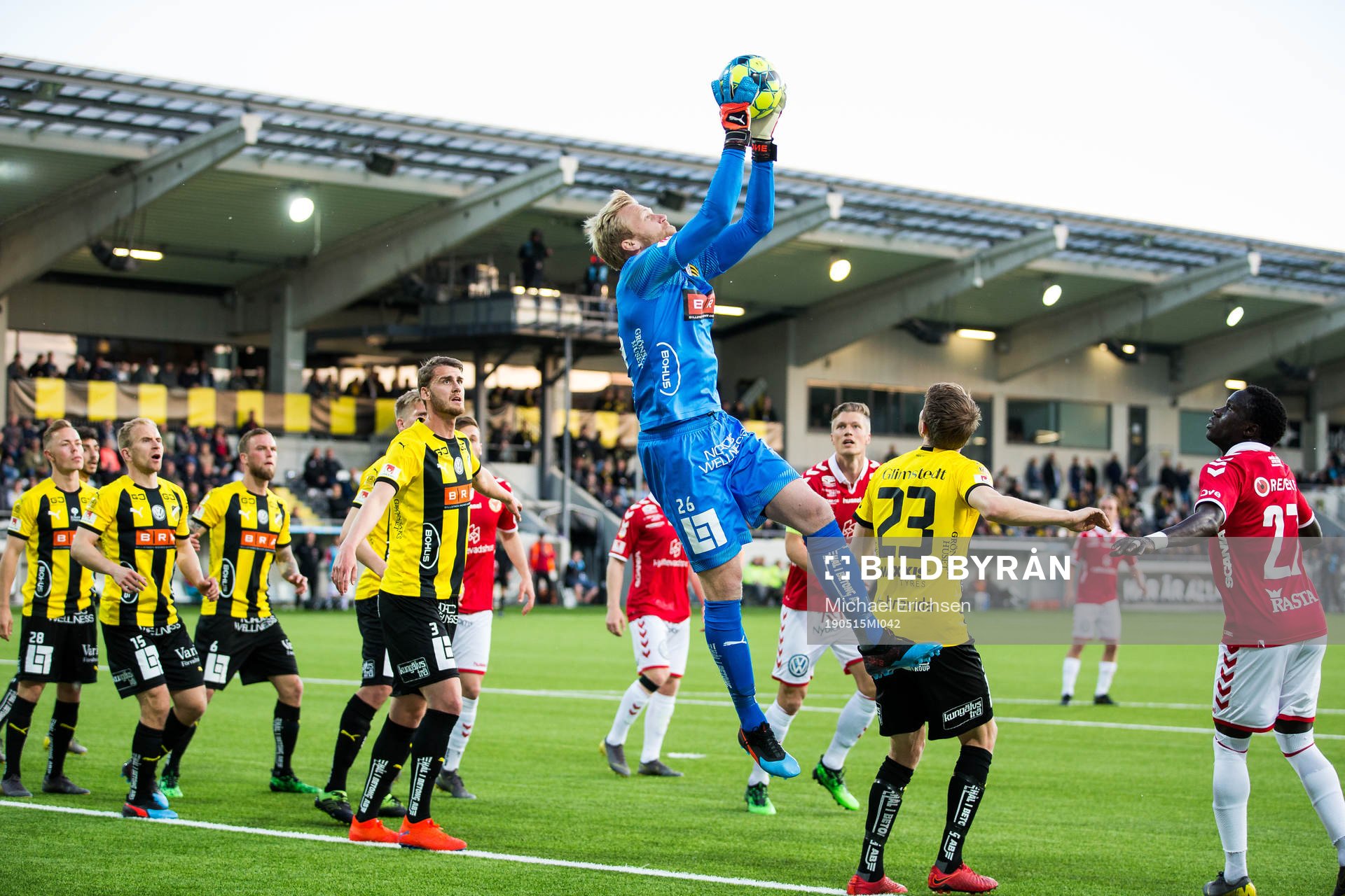 Häckens målvakt Peter Abrahamsson tar ned ett inlägg