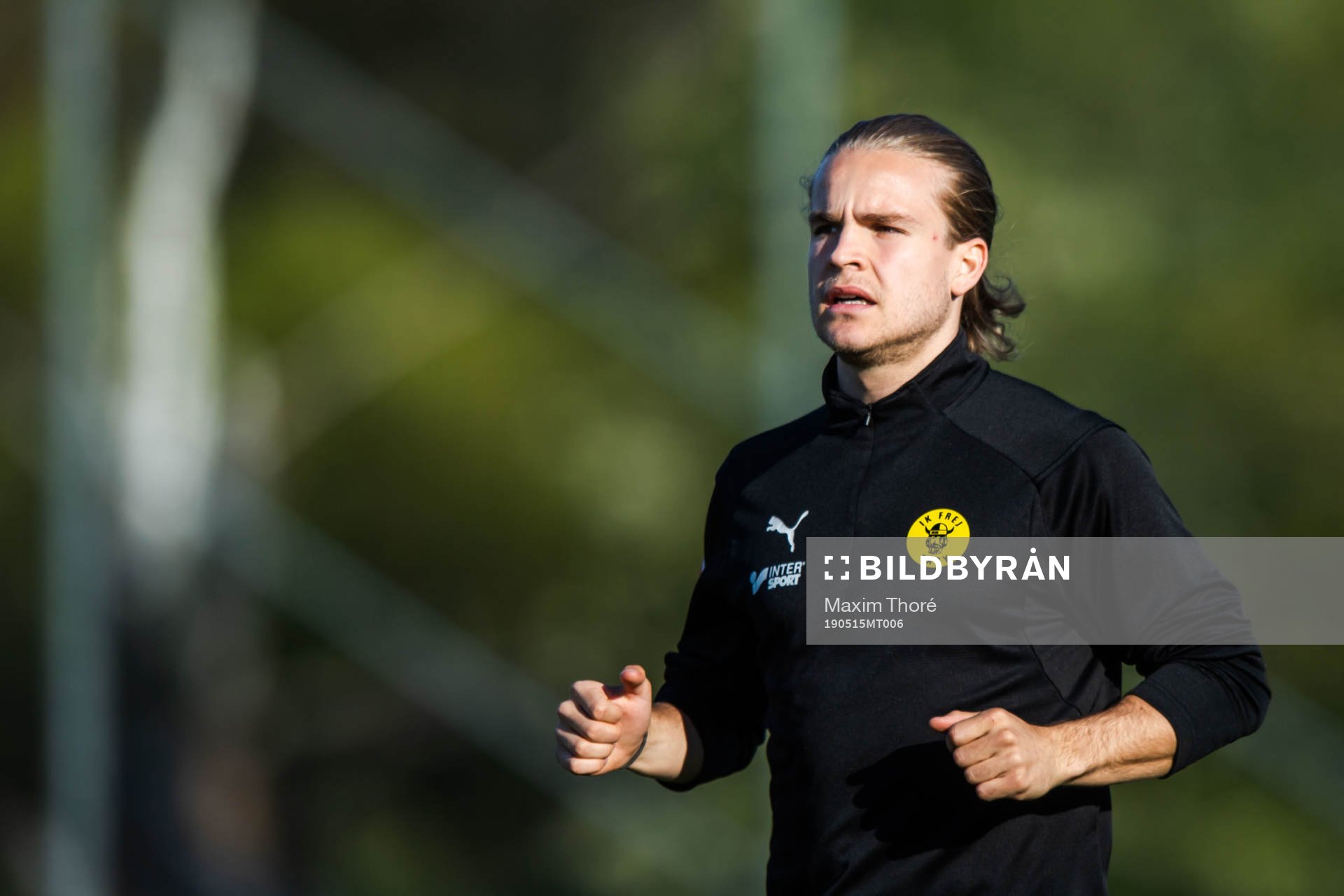 Frejs Amadeus Sögaard under uppvärmning inför fotbollsmatchen i Superettan mellan Frej och Brommapojkarna den 15 maj 2019 i Stockholm.