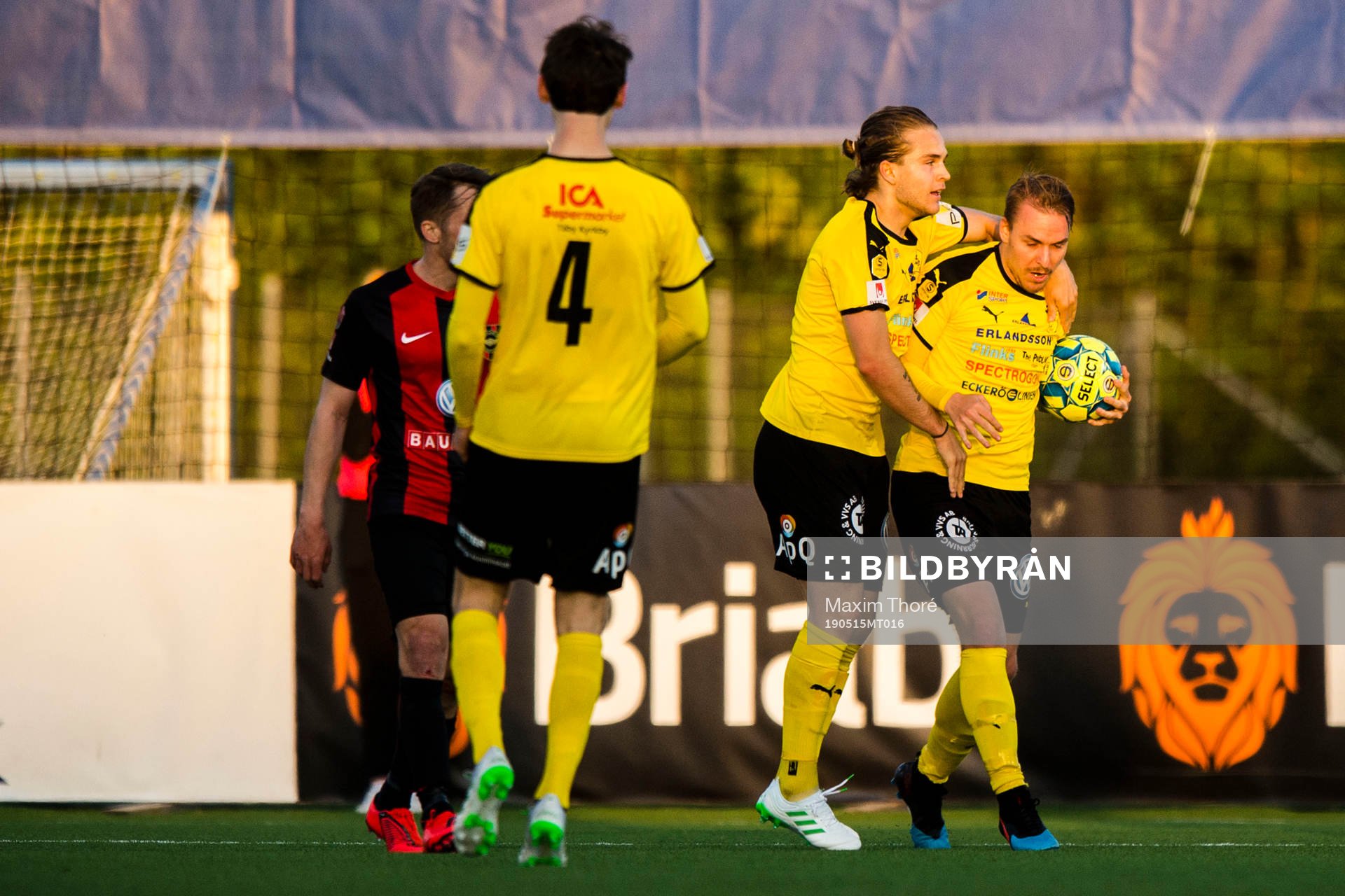 Frejs Amadeus Sögaard och Melvin Fritzhell efter 1-1 under fotbollsmatchen i Superettan mellan Frej och Brommapojkarna den 15 maj 2019 i Stockholm.