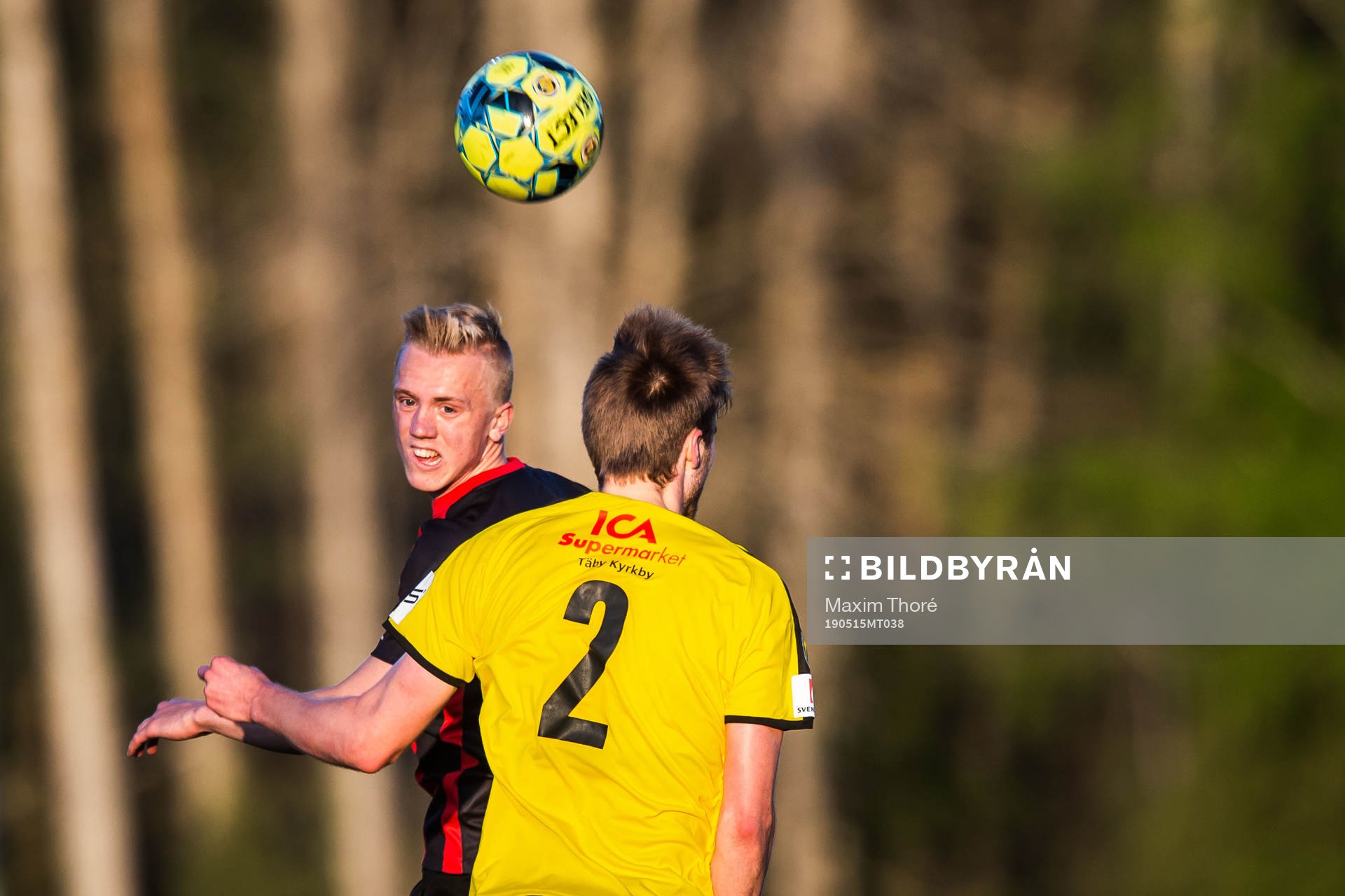 Brommapojkarnas Isac Lidberg i nickduell med Frejs Hjalmar Ekdal under fotbollsmatchen i Superettan mellan Frej och Brommapojkarna den 15 maj 2019 i Stockholm.