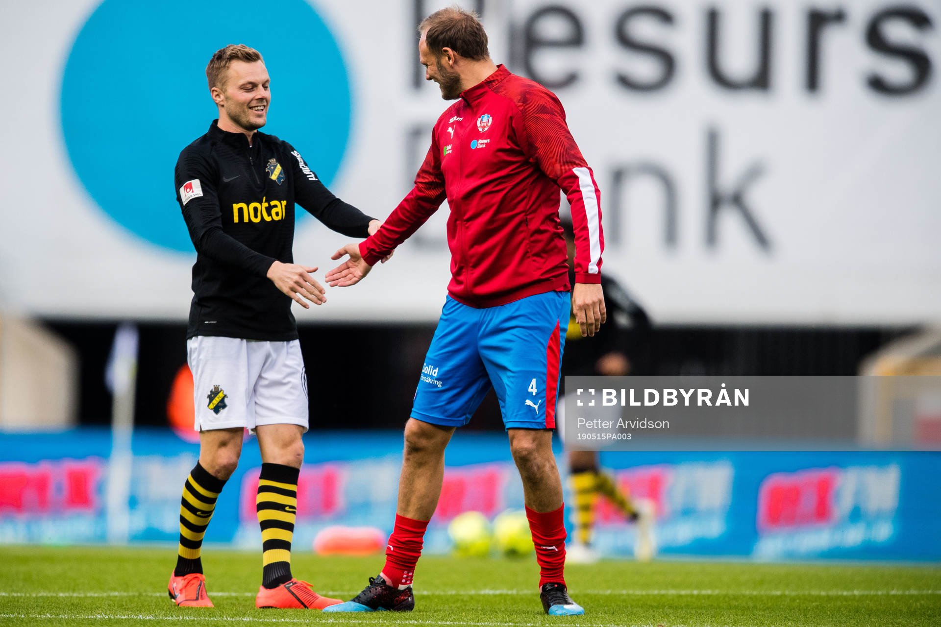 s Sebastian Larsson hälsar på Helsingborgs Andreas