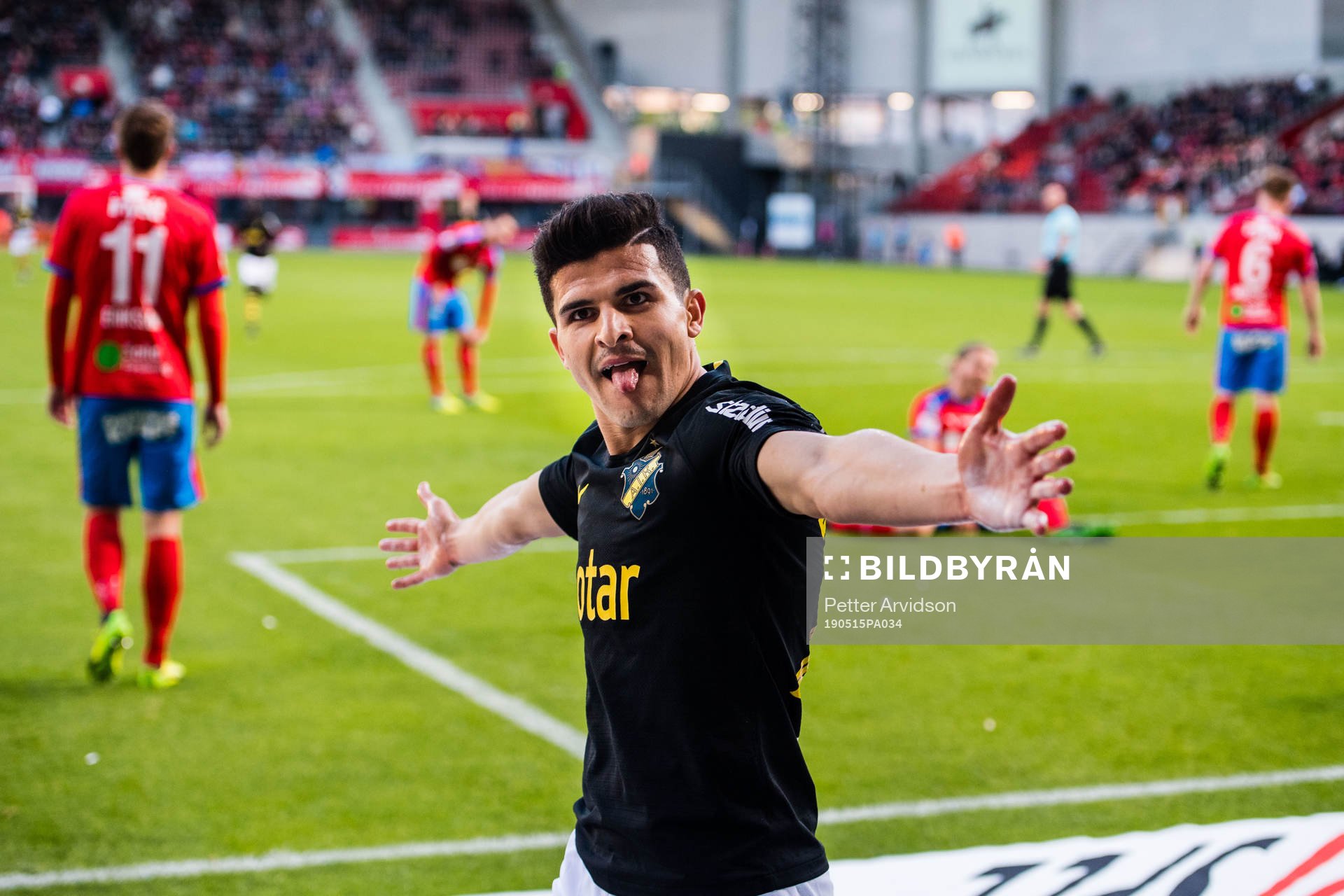 AIK:s Tarik Elyounoussi jublar efter 1-3 under fotbollsmatchen i Allsvenskan mellan Helsingborg och AIK den 15 maj 2019 i Helsingborg.